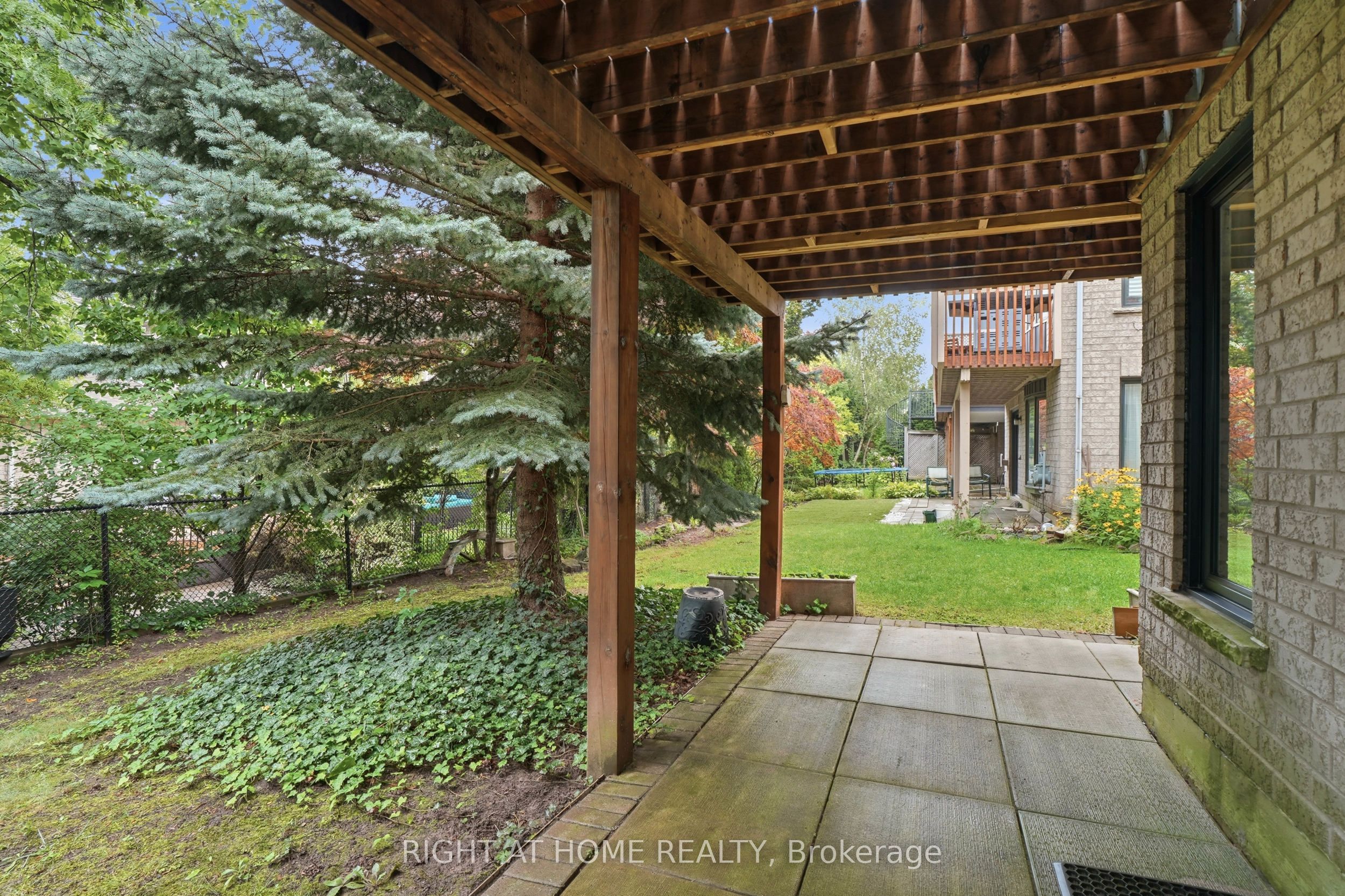 2121 Pinevalley Crescent Property Photo 37