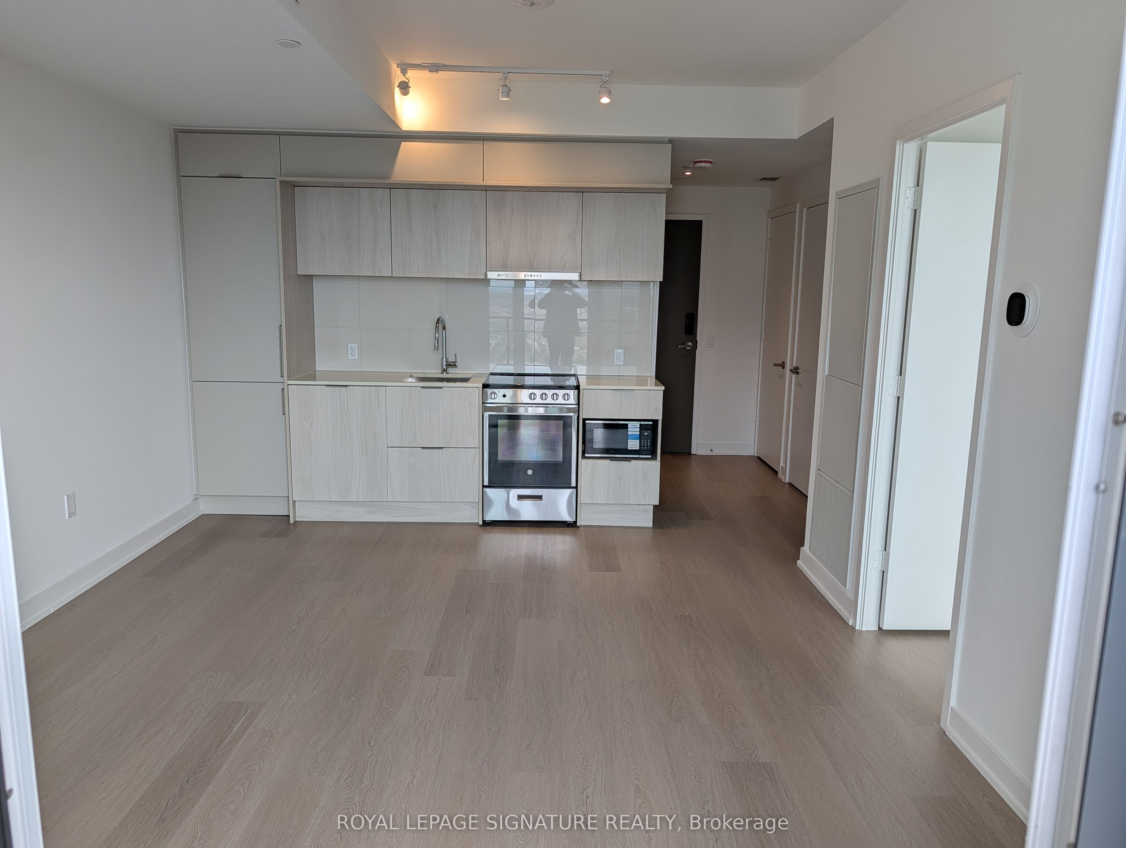 448 Burnhamthorpe Road W 2204 Property Photo 6