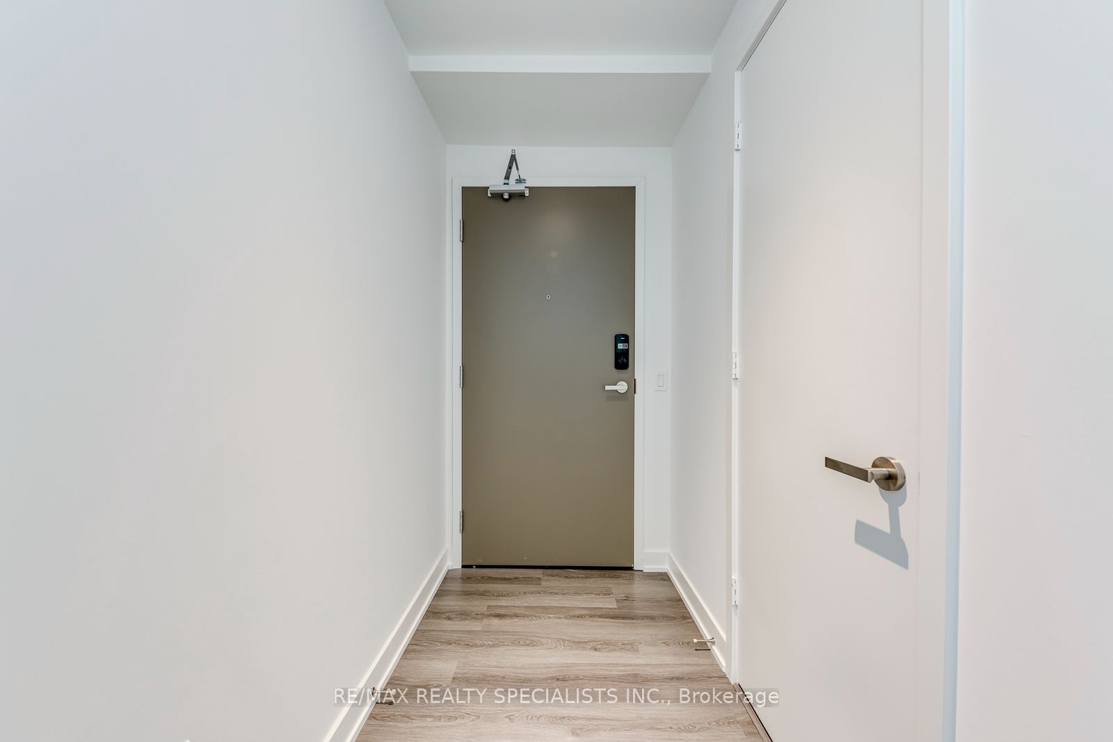 448 Burnhamthorpe Road 2605 Property Photo 6