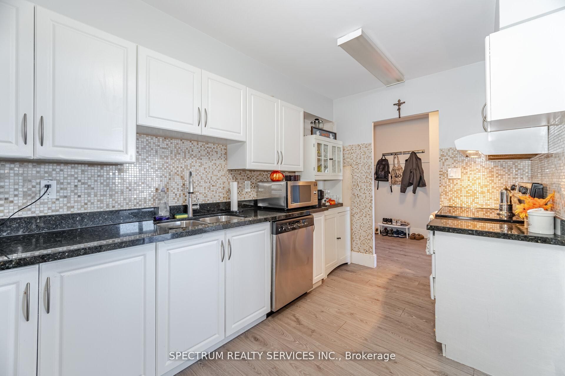 85 Emmett Avenue 1210 Property Photo 10