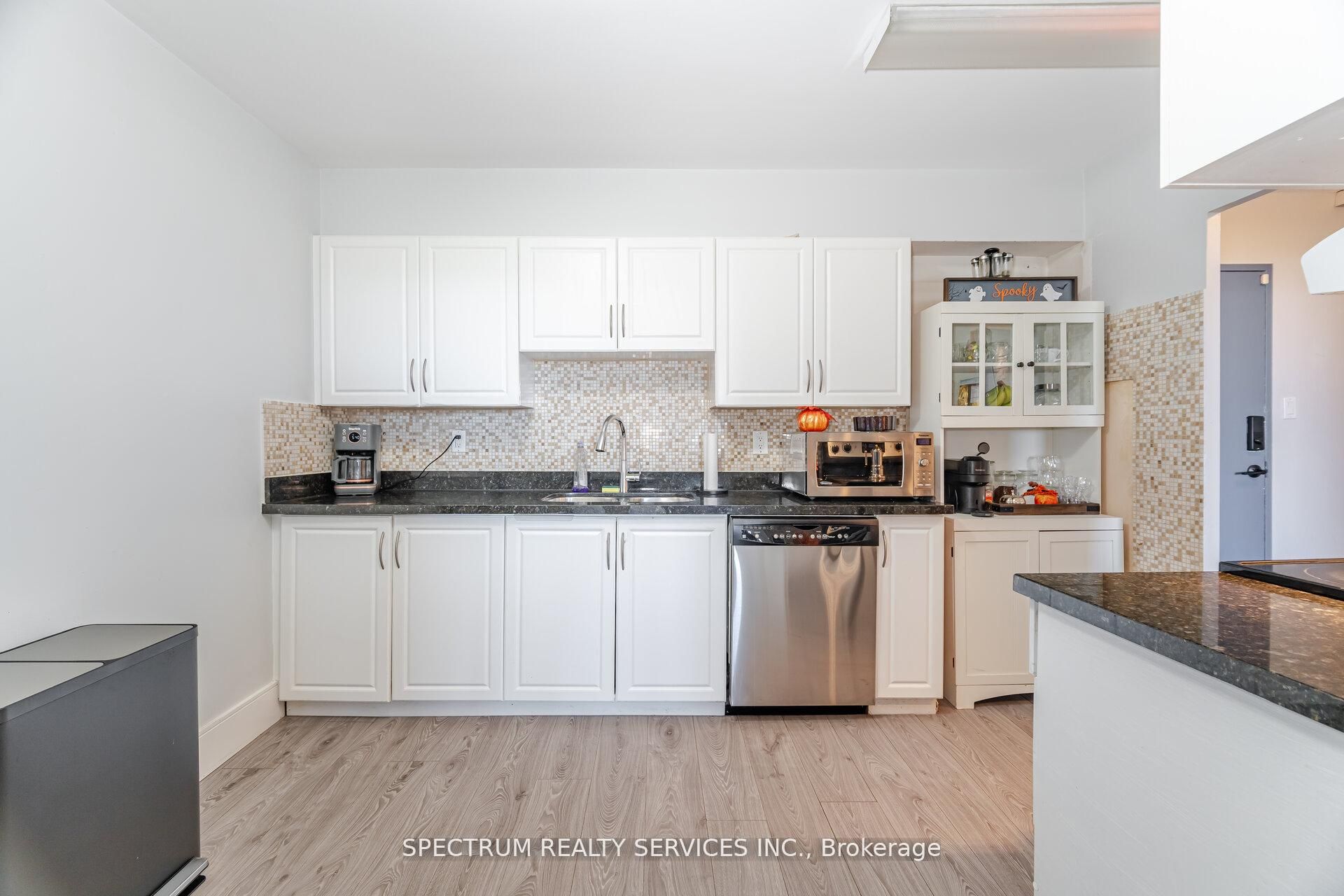85 Emmett Avenue 1210 Property Photo 11