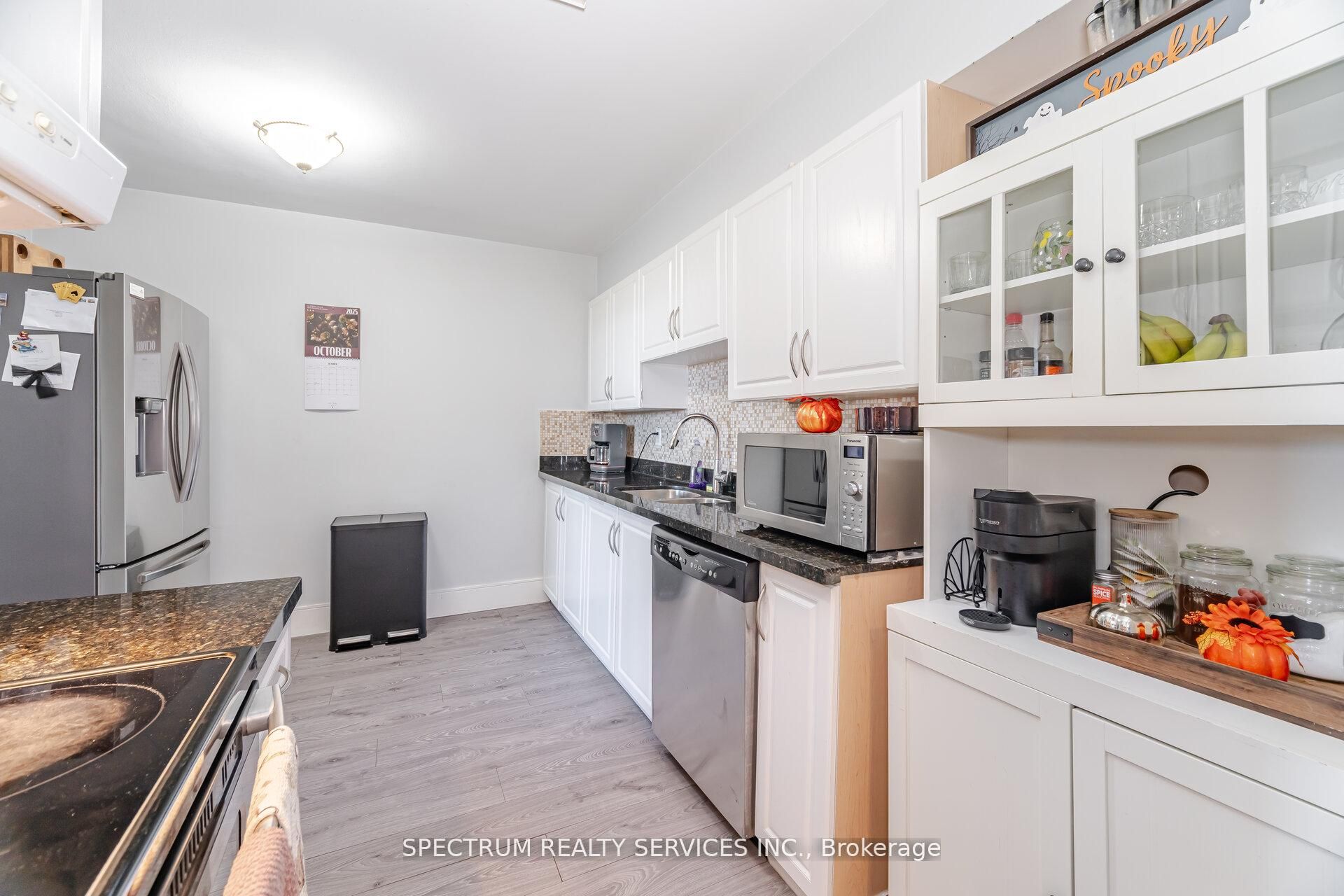 85 Emmett Avenue 1210 Property Photo 12