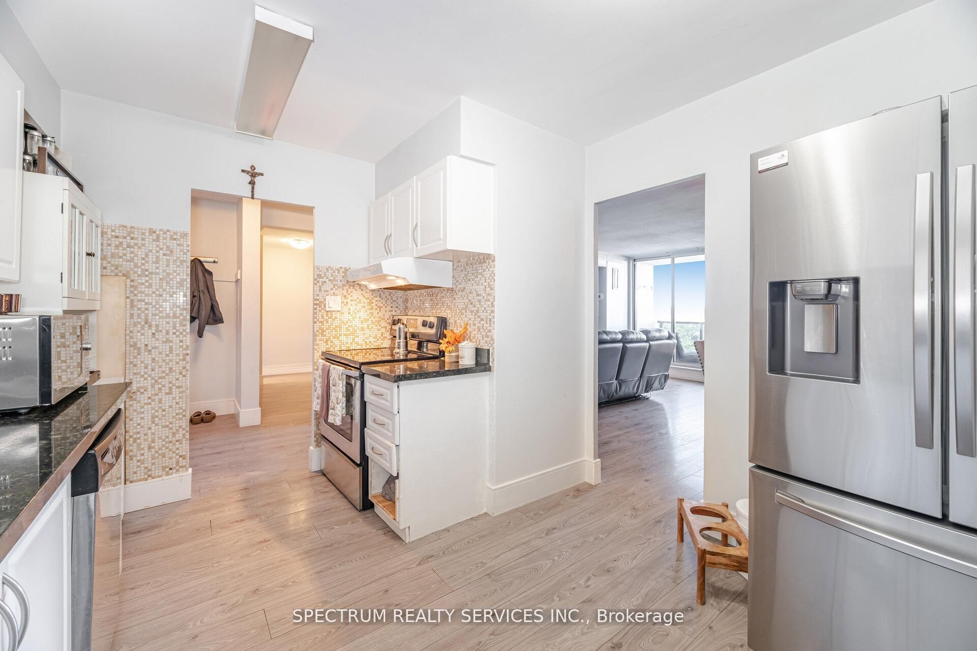 85 Emmett Avenue 1210 Property Photo 13