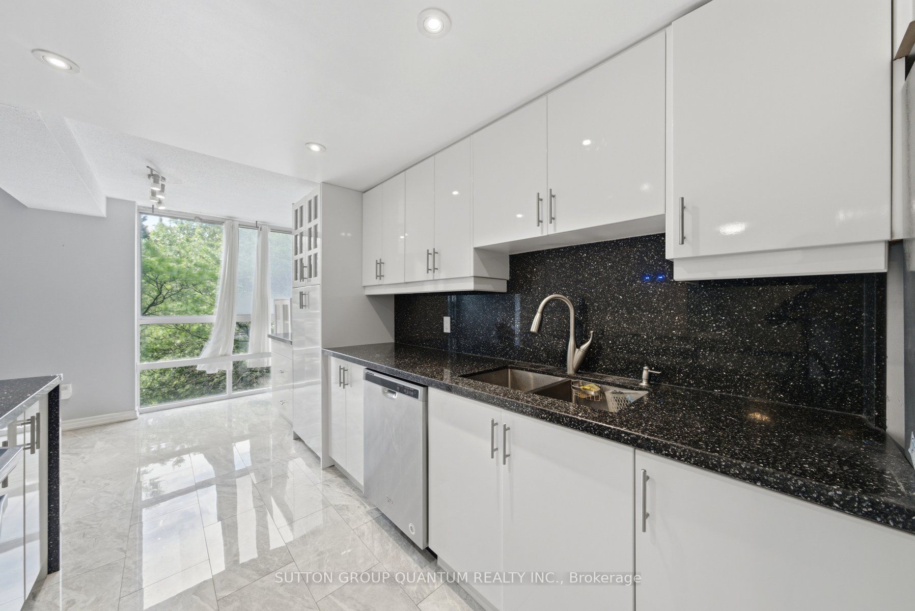 3650 Kaneff Crescent 304 Property Photo 6