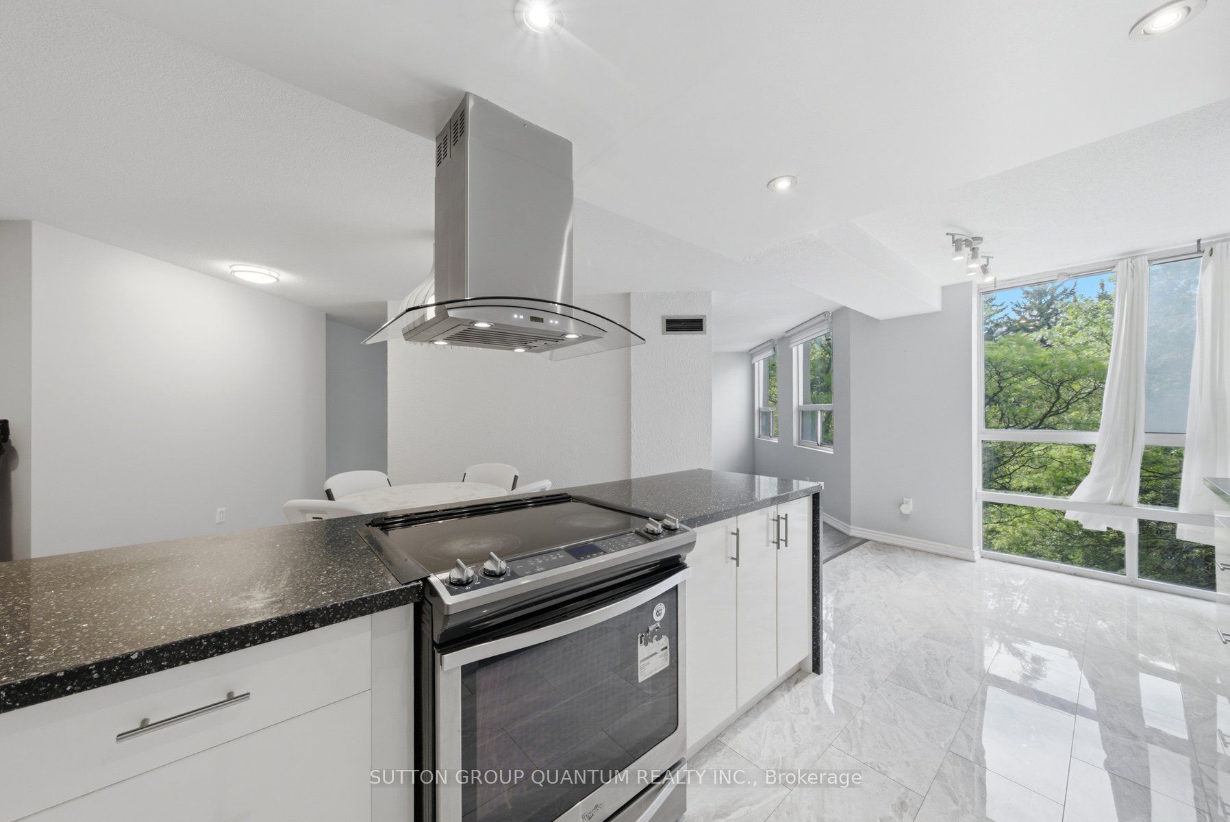 3650 Kaneff Crescent 304 Property Photo 8