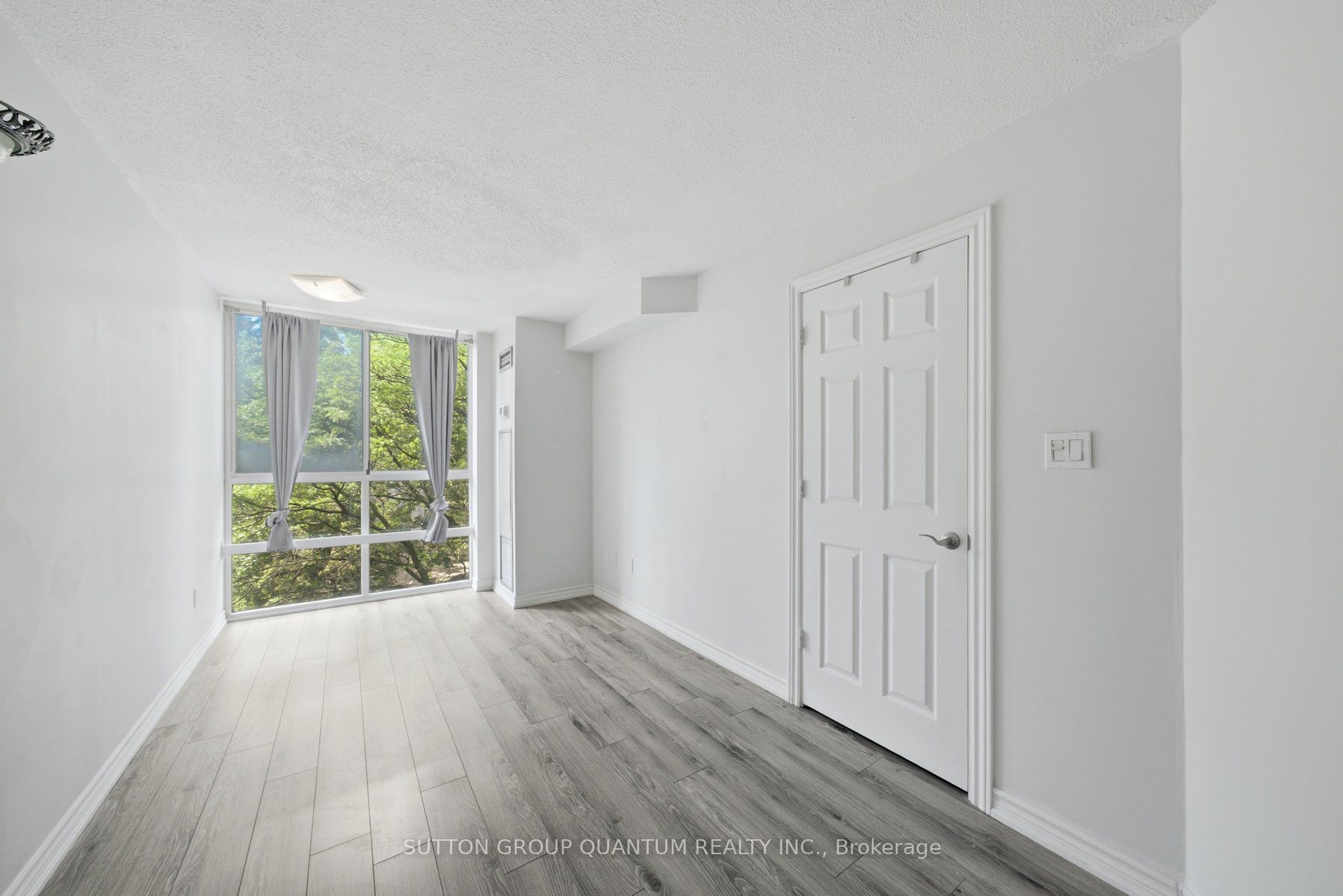 3650 Kaneff Crescent 304 Property Photo 17