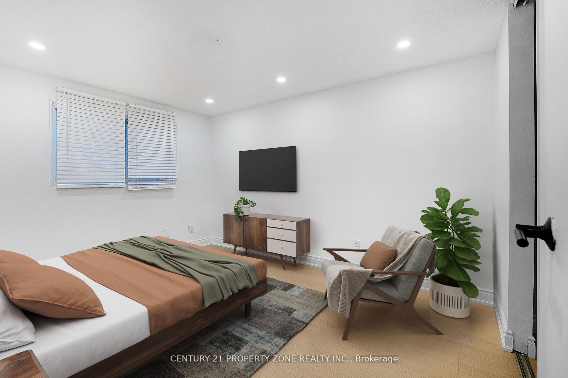 96 Centre Street N Property Photo 4