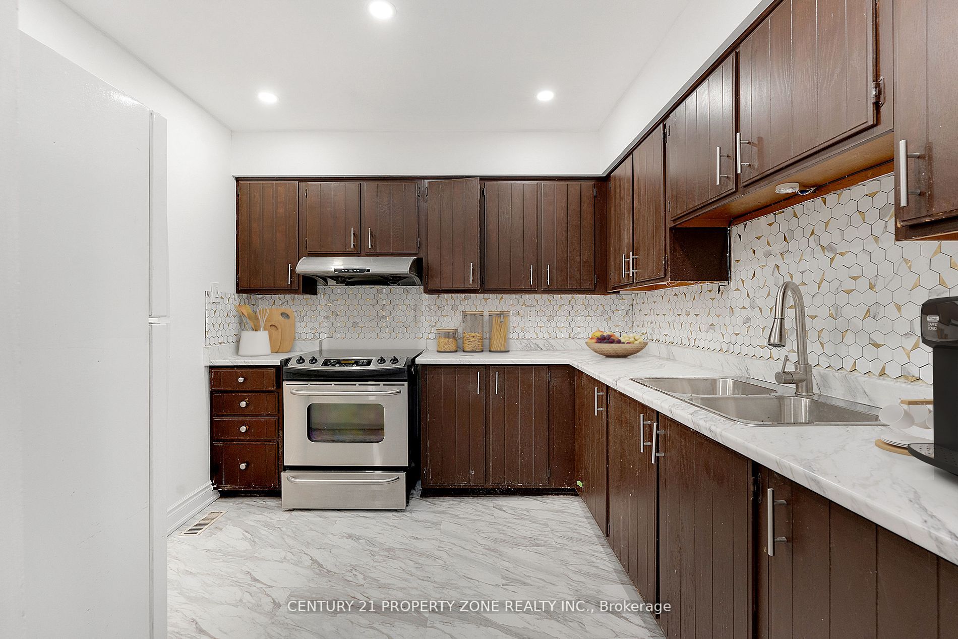 96 Centre Street N Property Photo 8