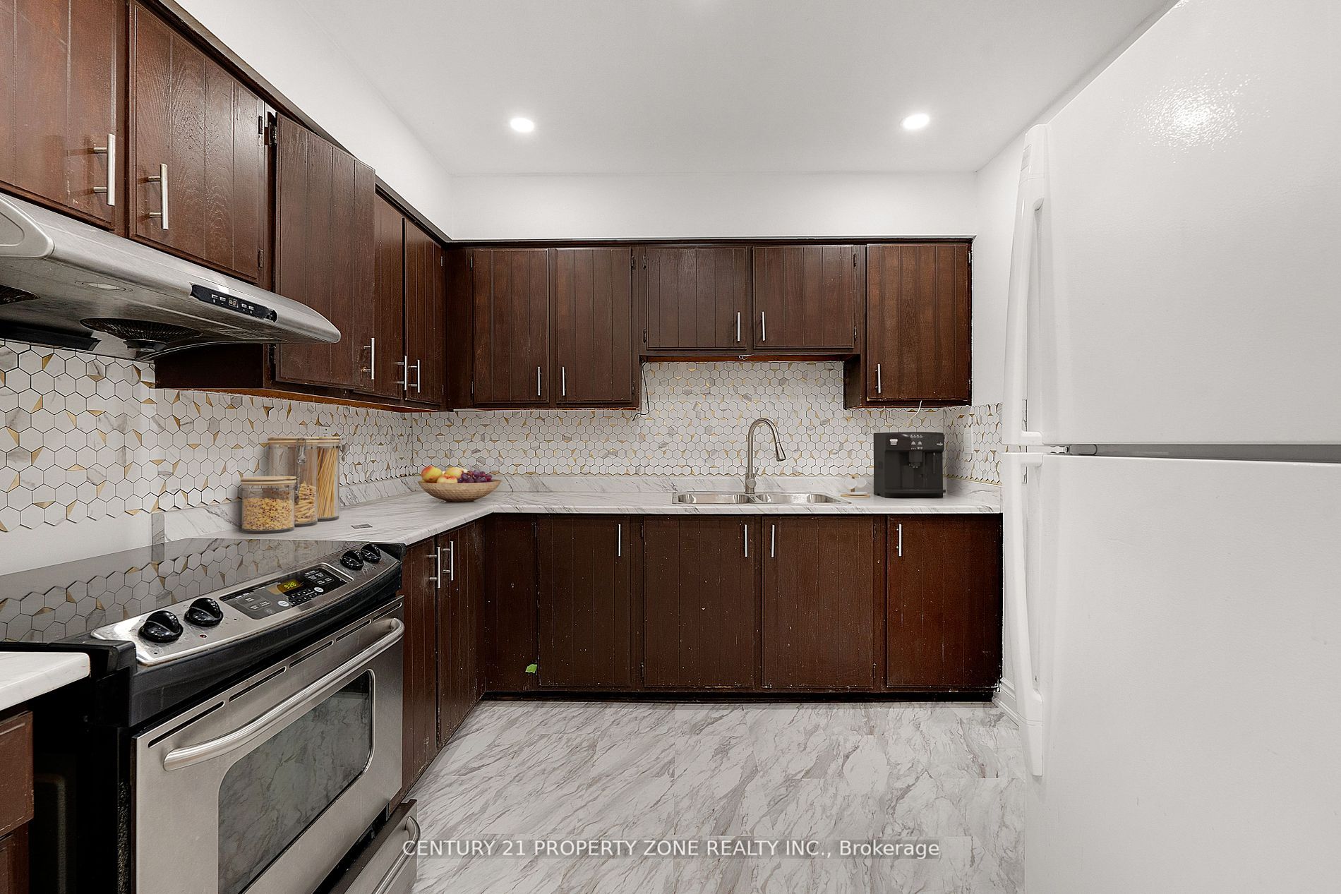 96 Centre Street N Property Photo 9