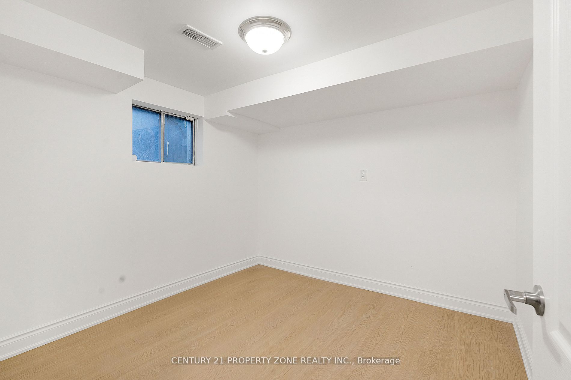 96 Centre Street N Property Photo 17