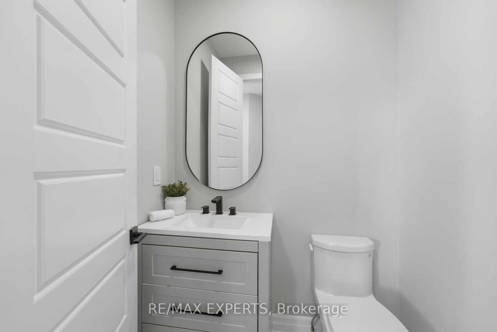 1296 Aymond Crescent W Property Photo 8