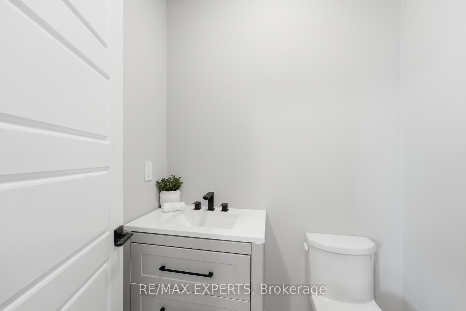 1296 Aymond Crescent W Property Photo 26