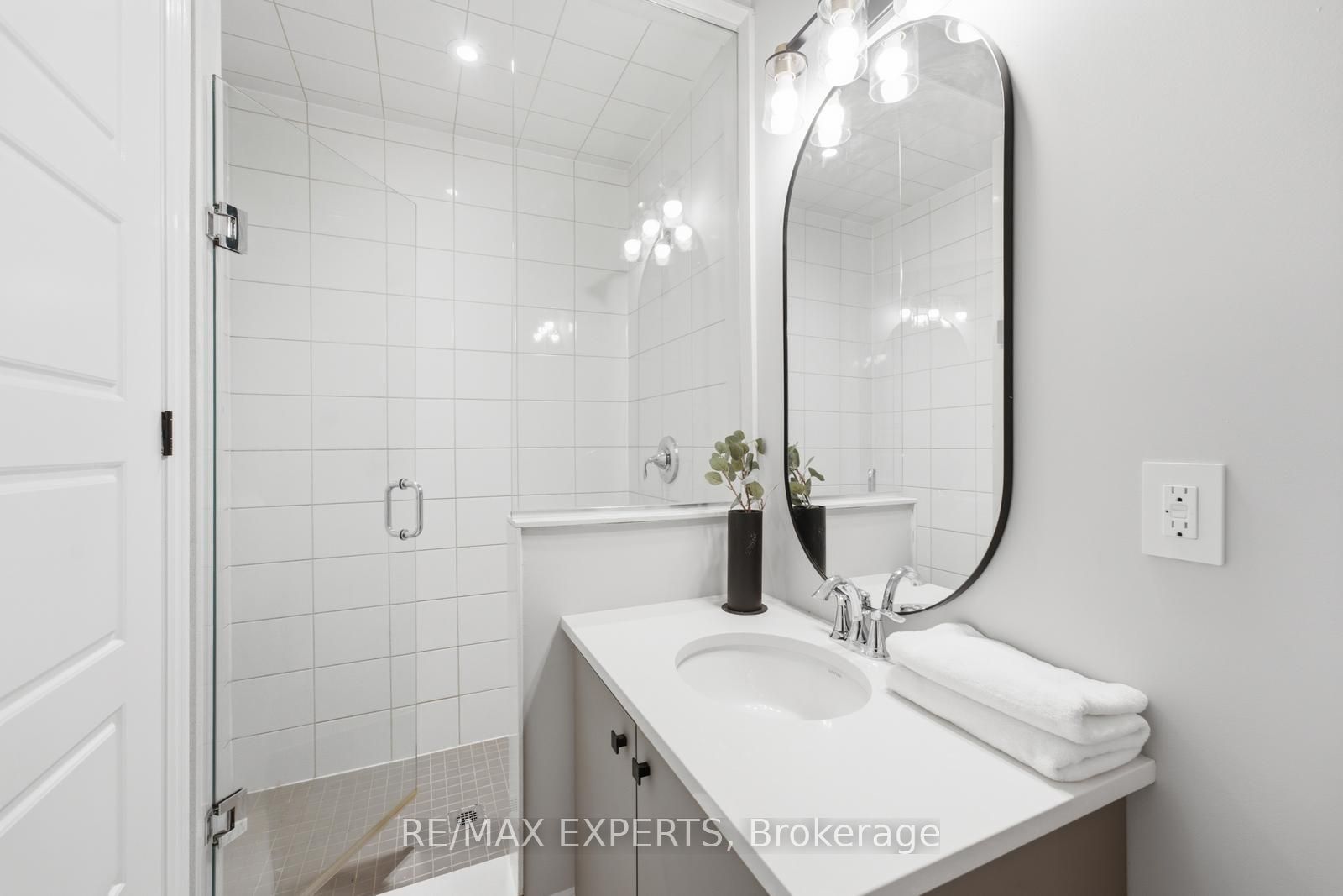 1296 Aymond Crescent W Property Photo 38