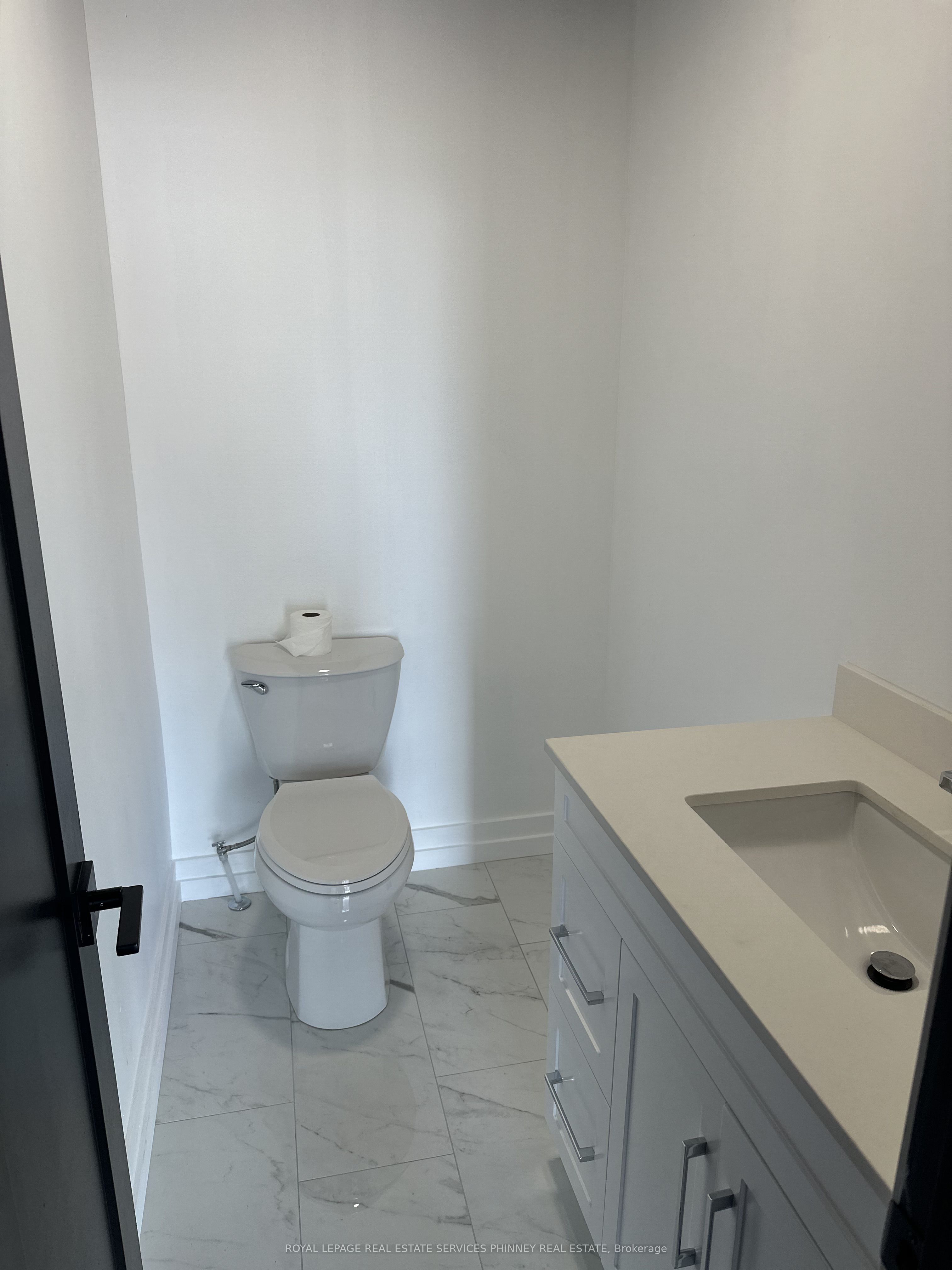 112 Lakeshore Road E 2 Property Photo 6