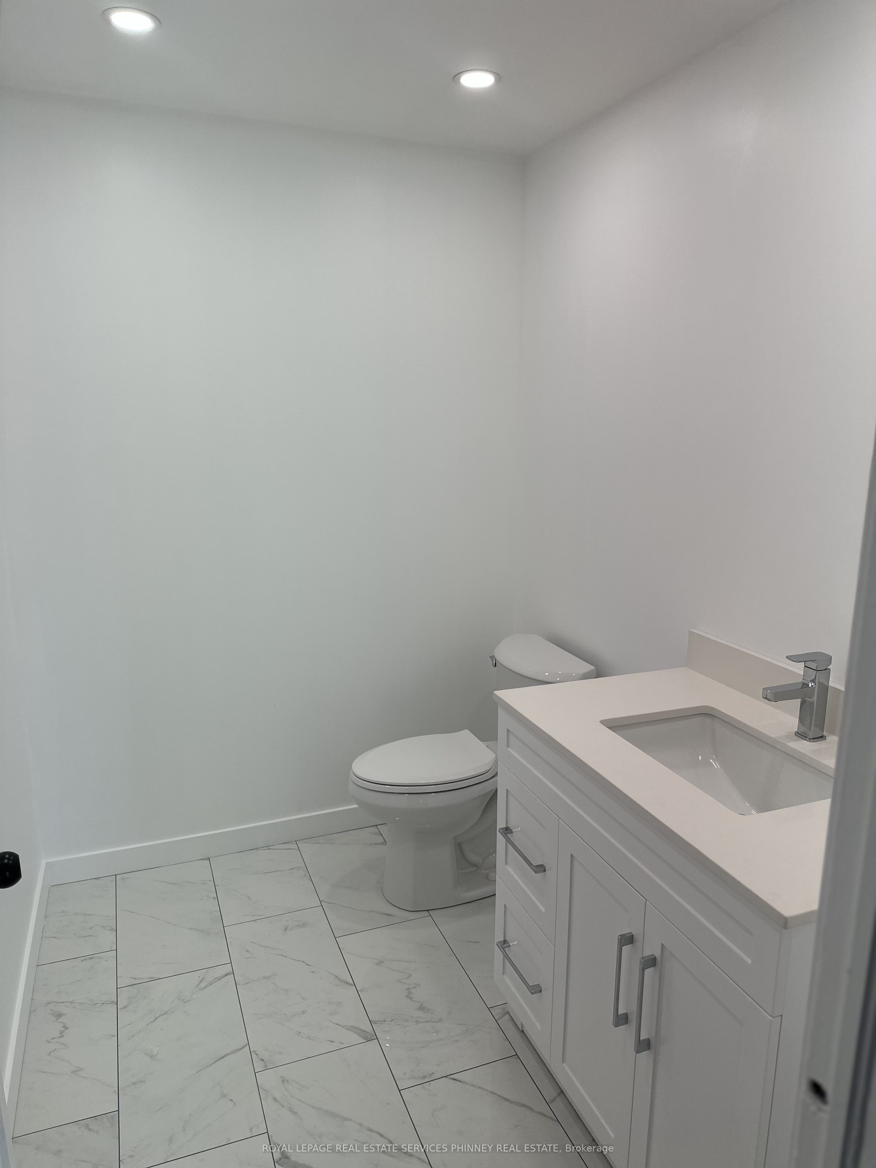 112 Lakeshore Road E 2 Property Photo 8
