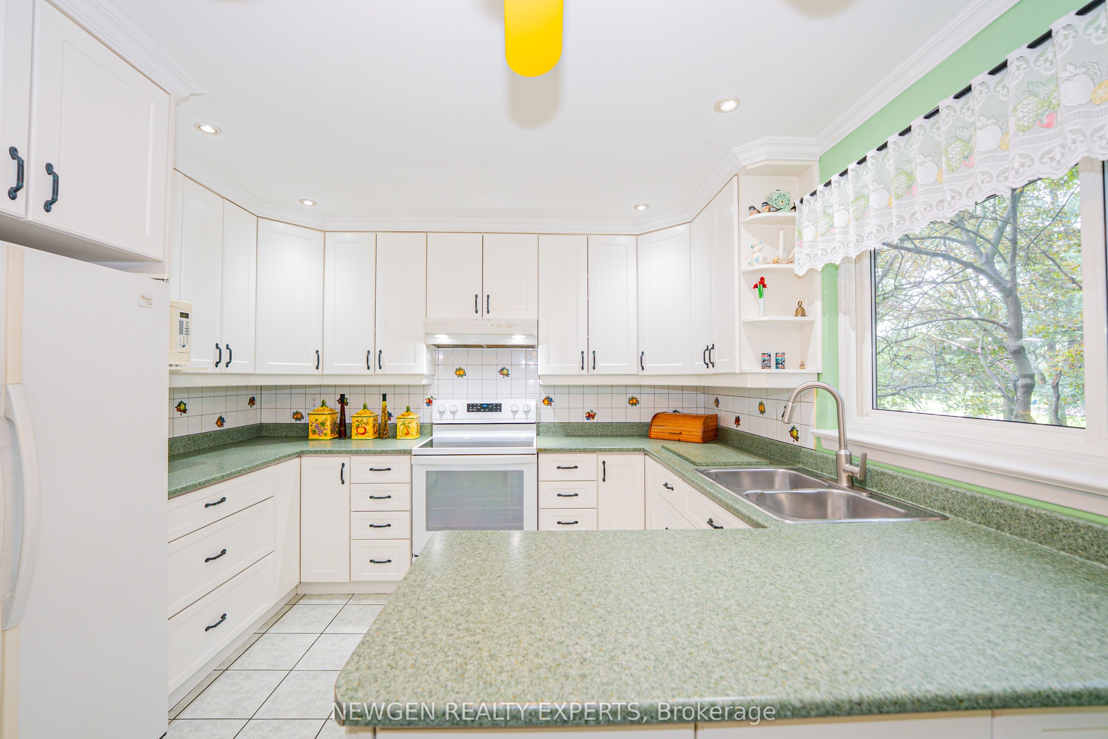 46 Dearbourne Boulevard 56 Property Photo 14