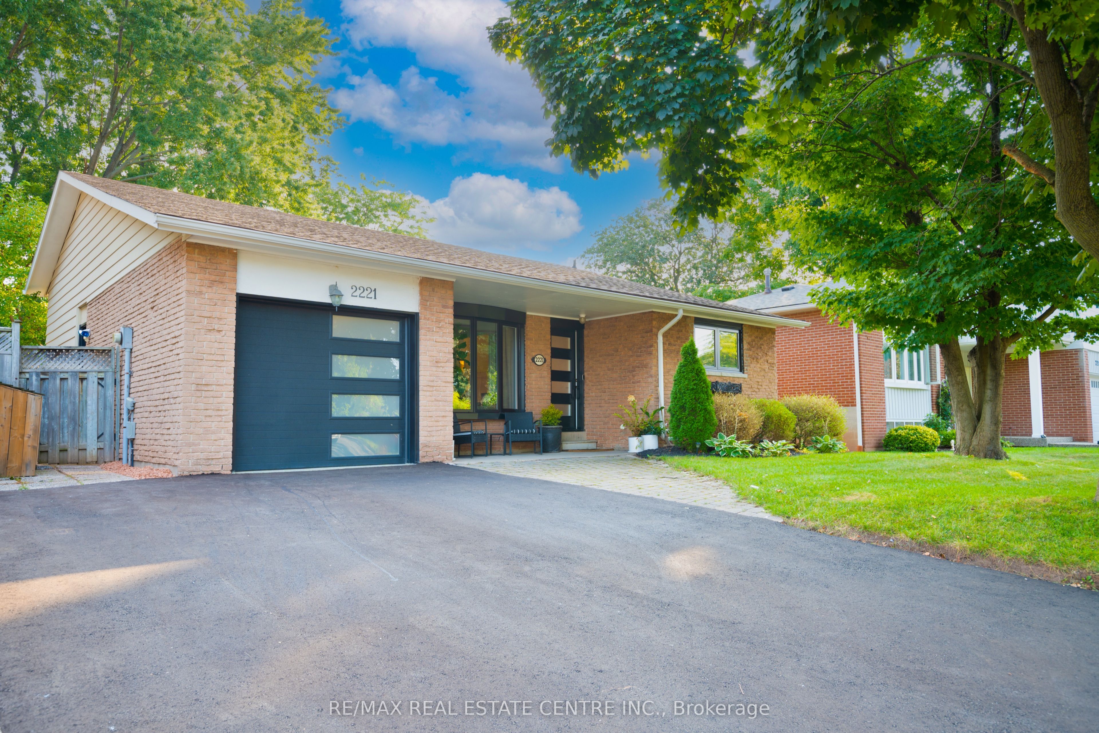 2221 Wyandotte Drive Property Photo 2