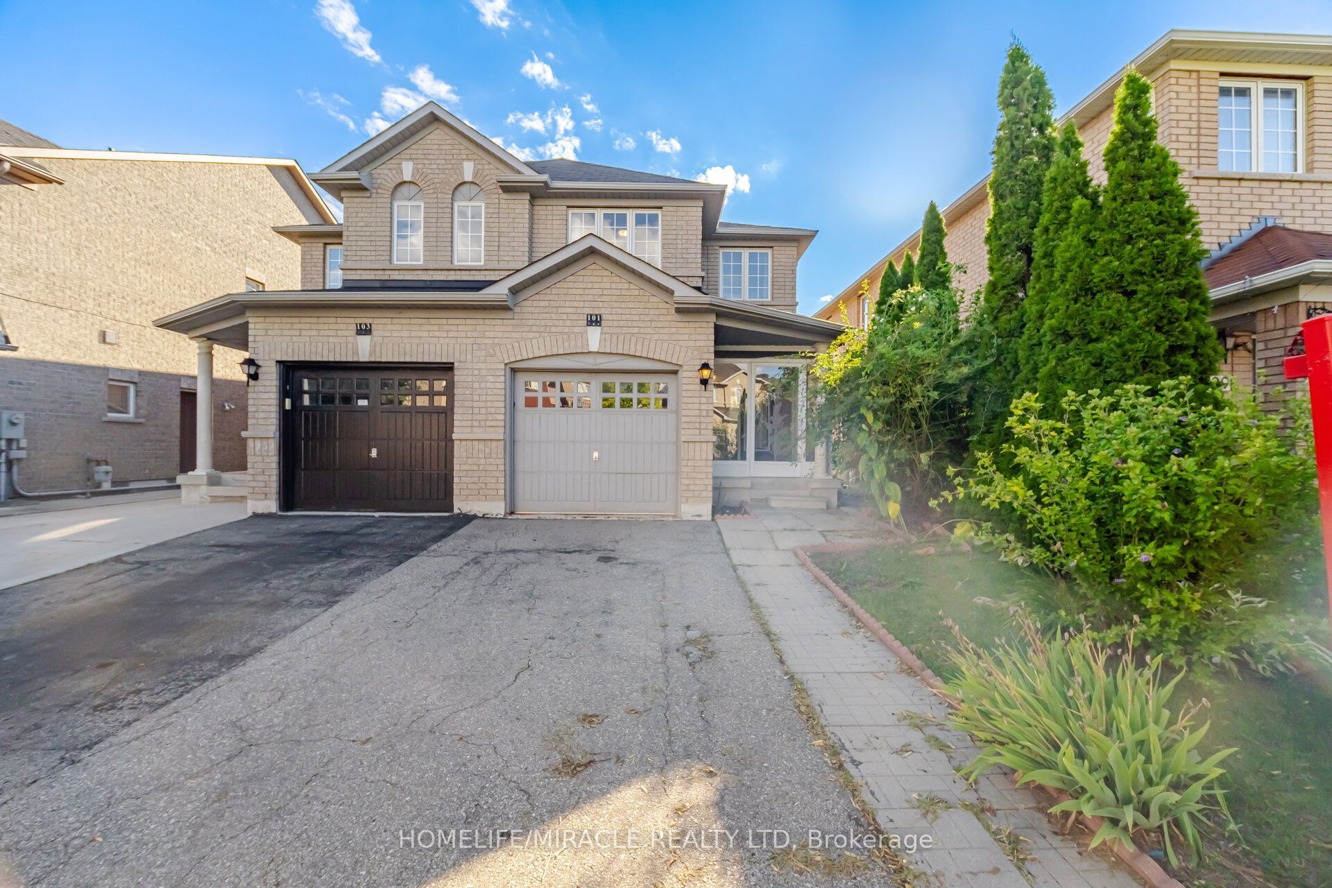 101 Crystalview Crescent Property Photo 1