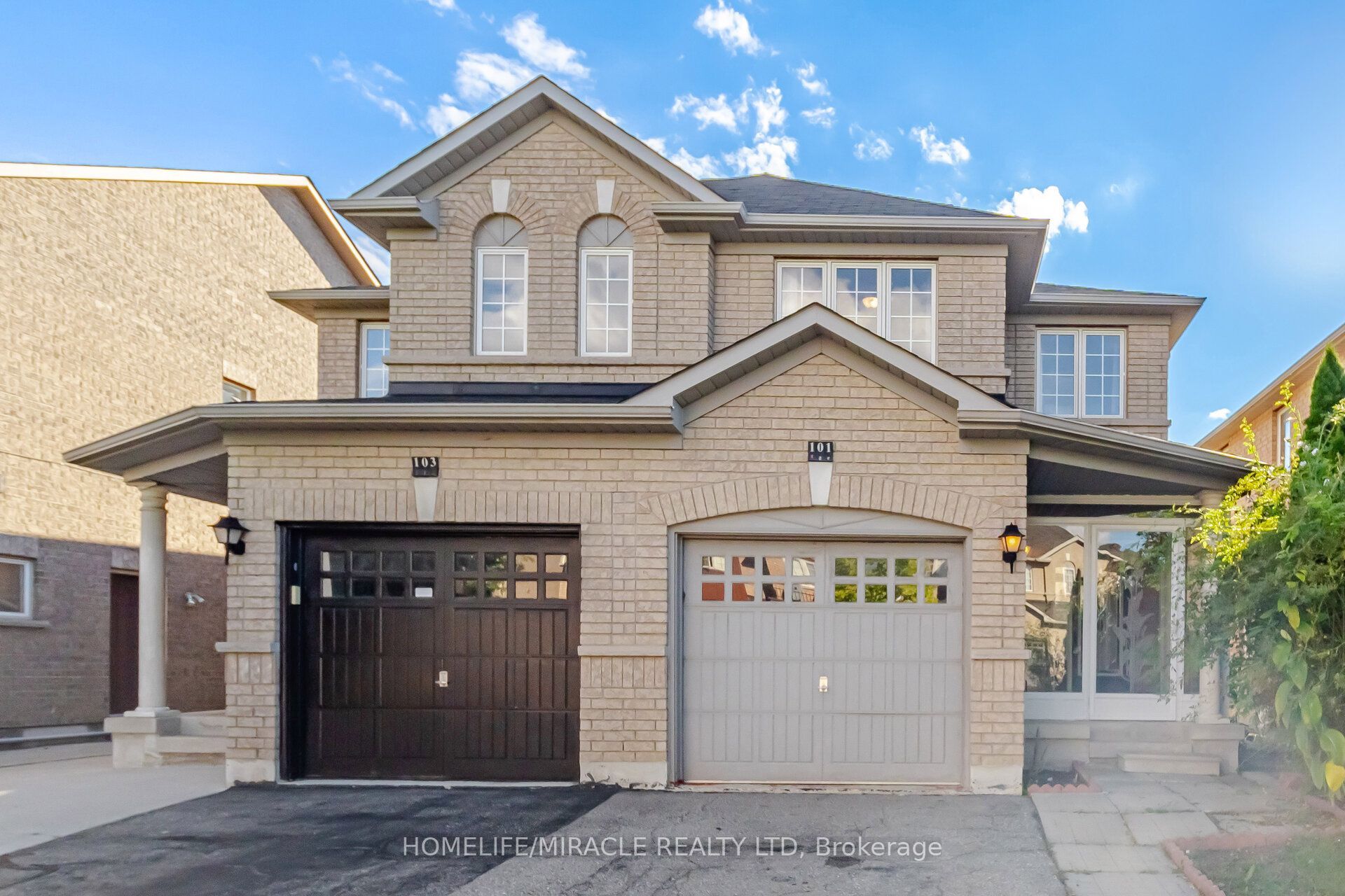 101 Crystalview Crescent Property Photo 2