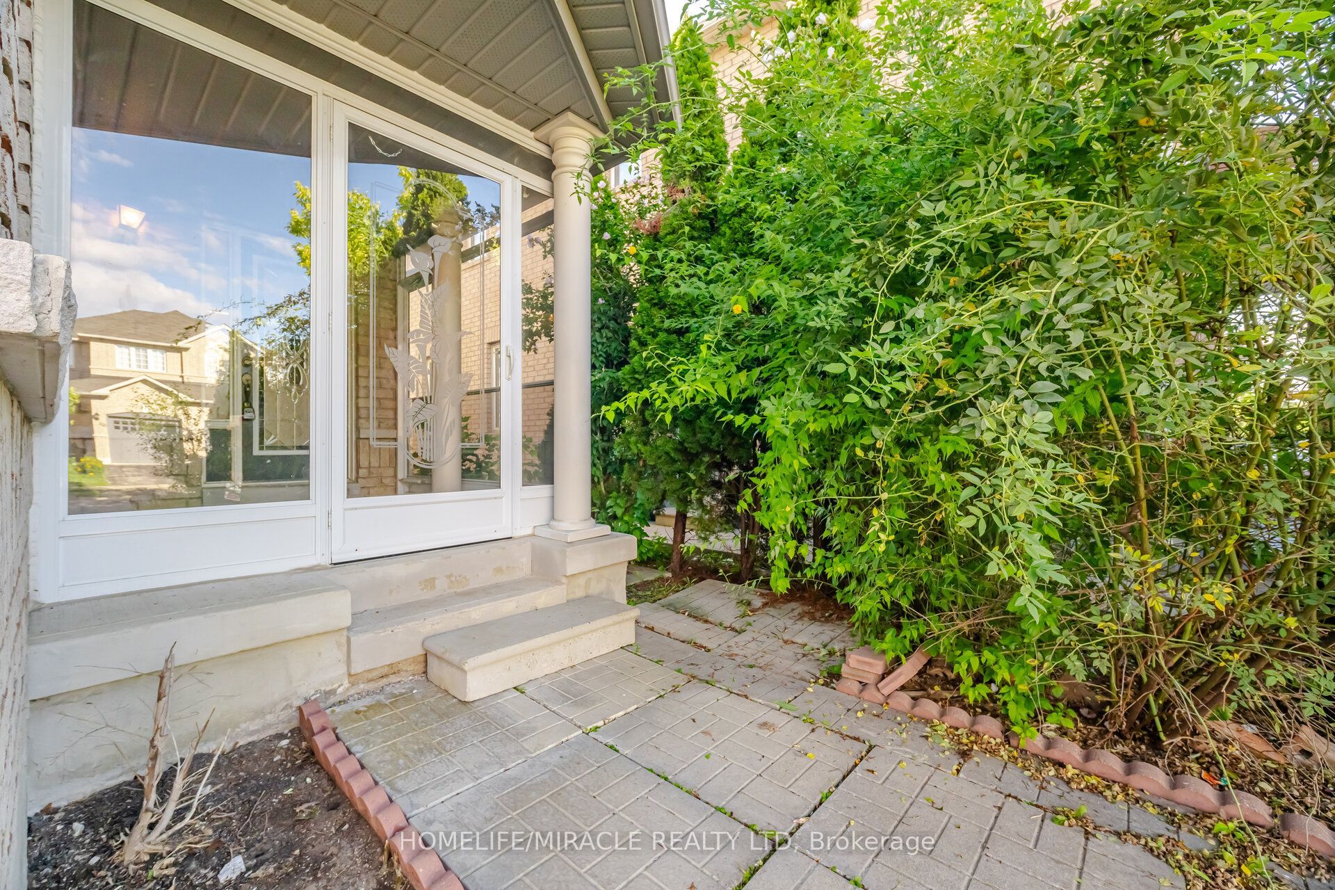 101 Crystalview Crescent Property Photo 4