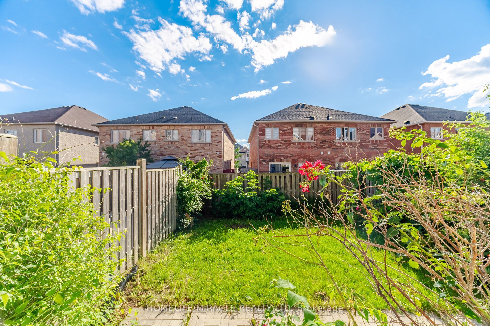 101 Crystalview Crescent Property Photo 37