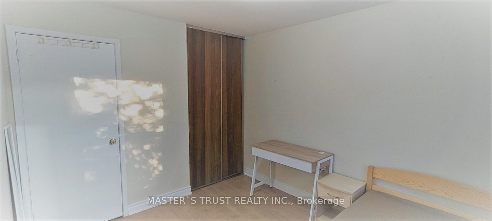 95 Orsett Street Rm 2 Property Photo 2