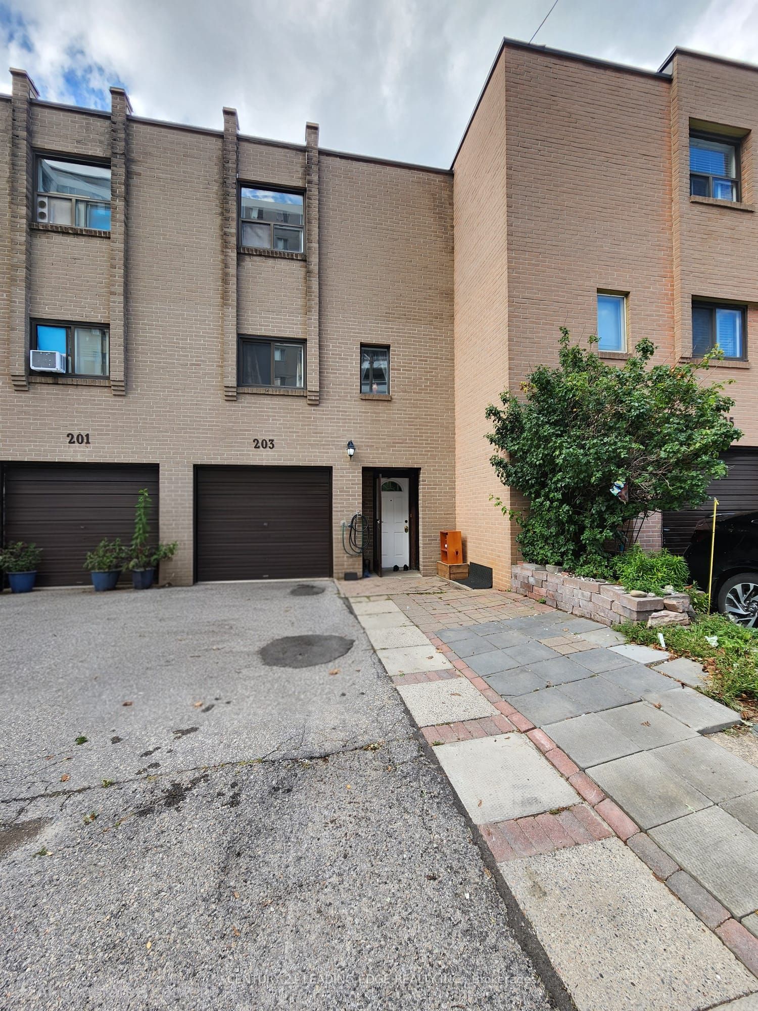 203 Lotherton Pathway 82