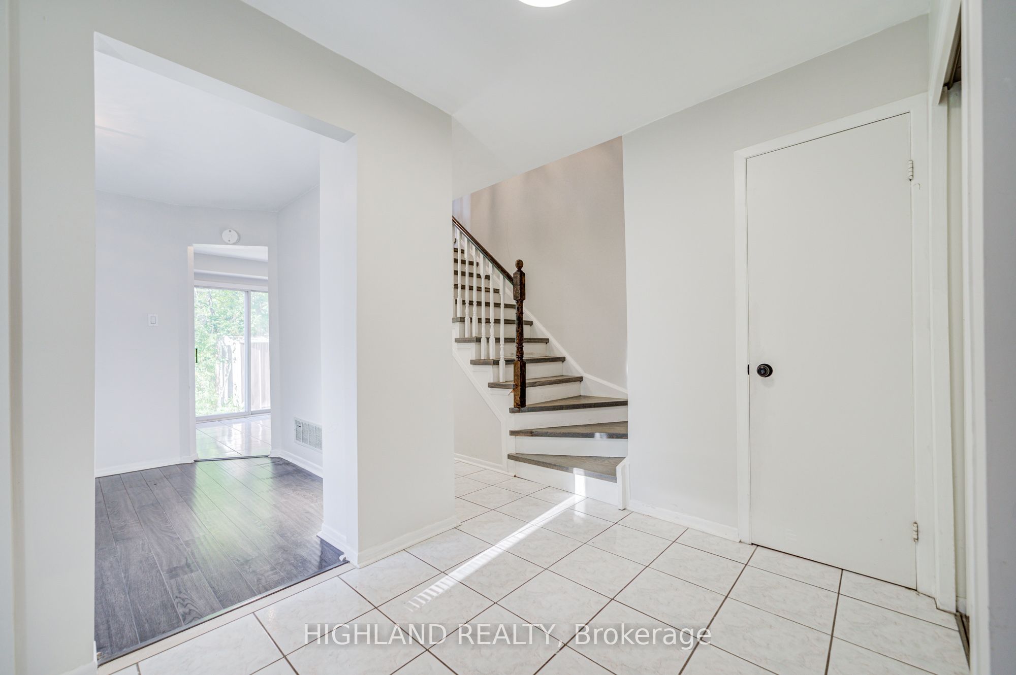 2032 Glenada Crescent Property Photo 12