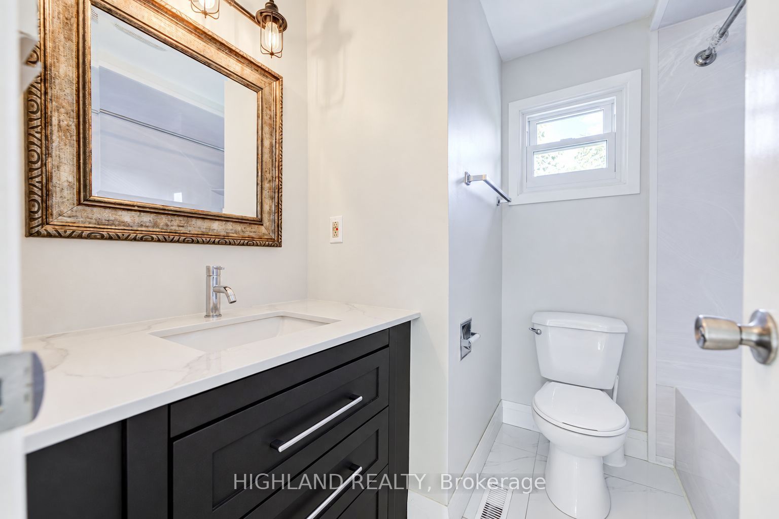 2032 Glenada Crescent Property Photo 16