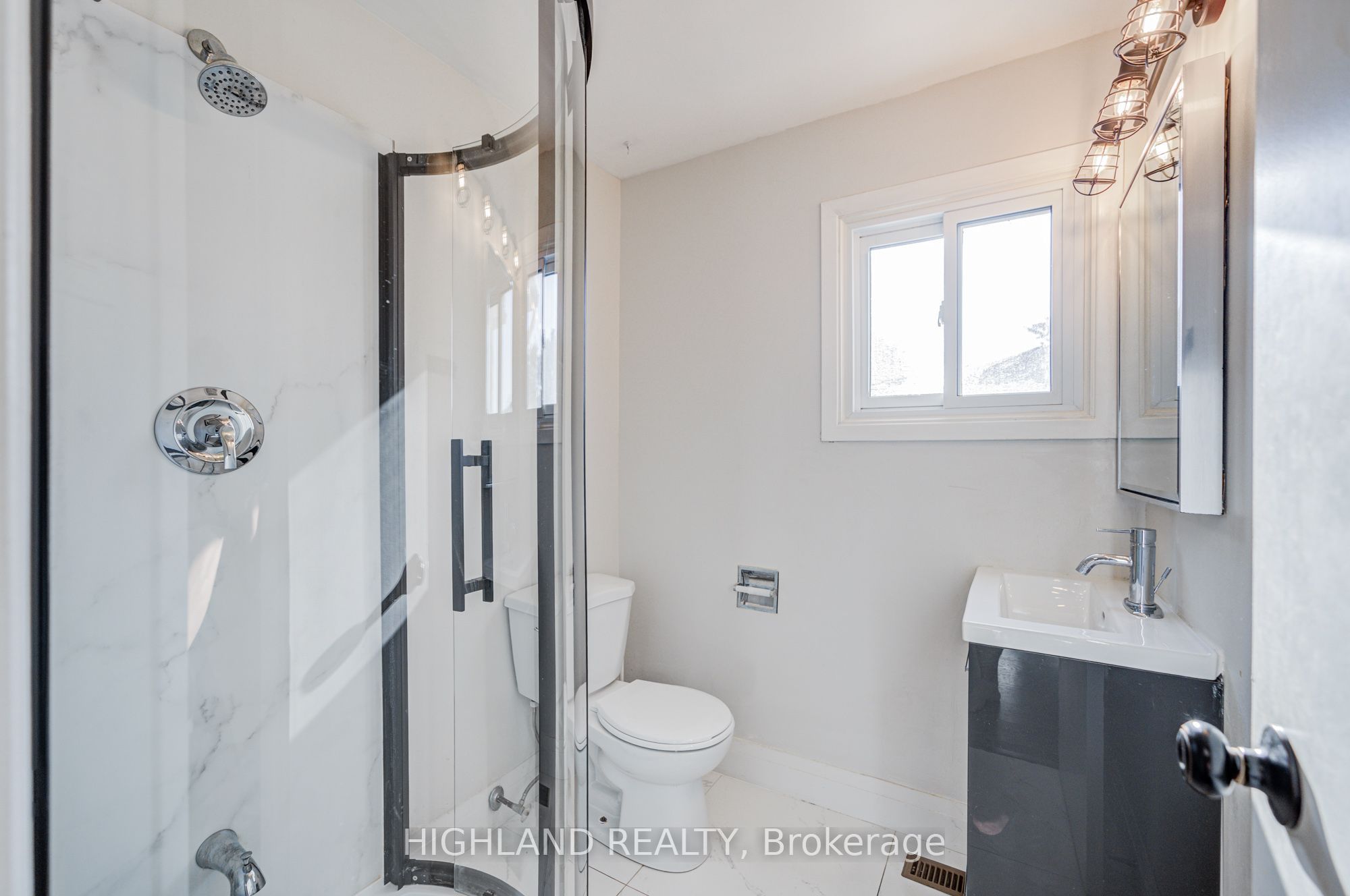 2032 Glenada Crescent Property Photo 17