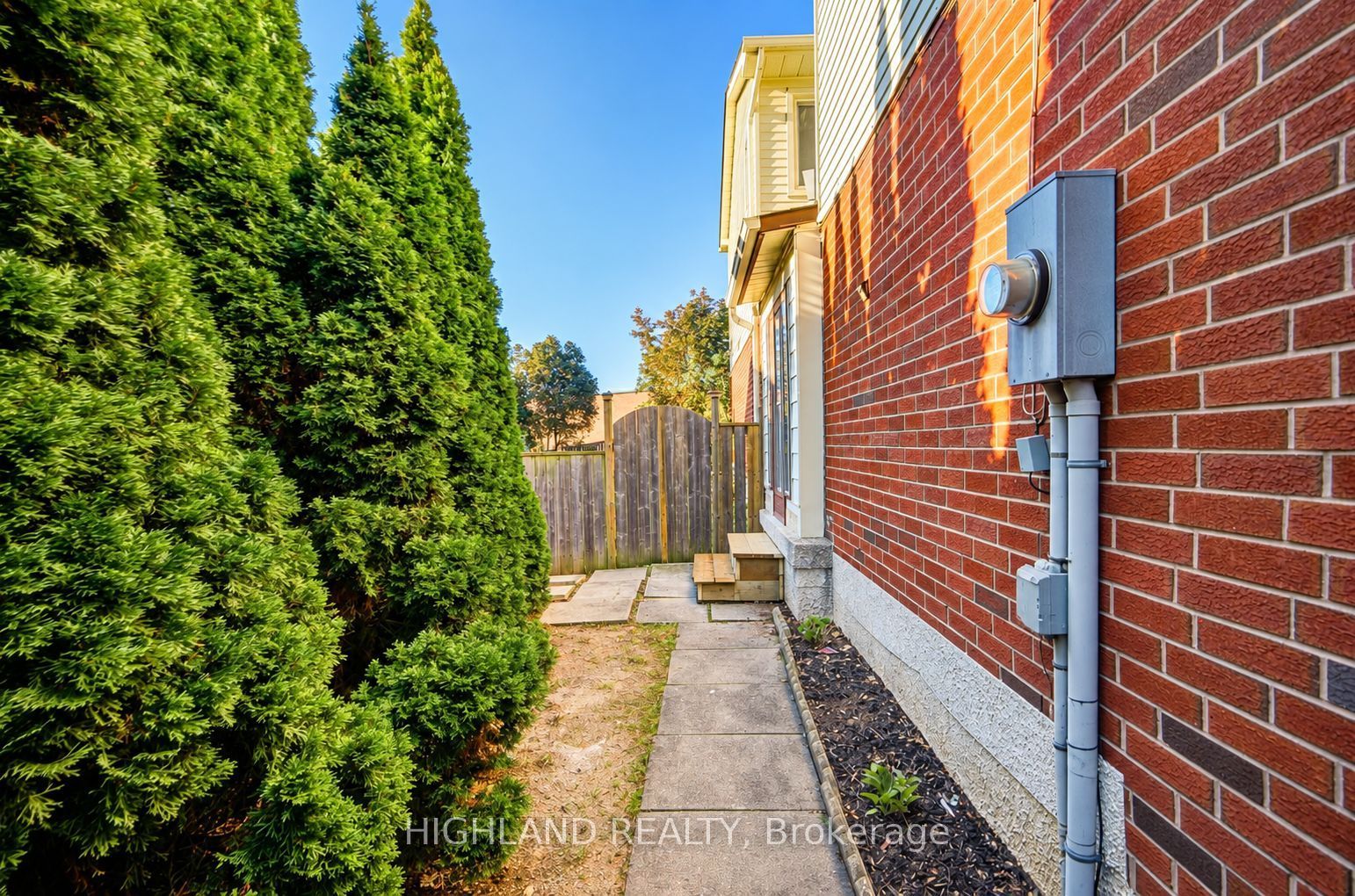 2032 Glenada Crescent Property Photo 19