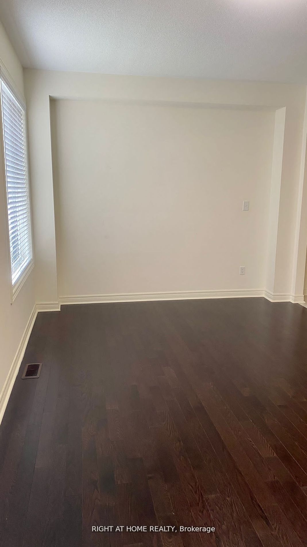 467 Downes Jackson Heights N Property Photo 4