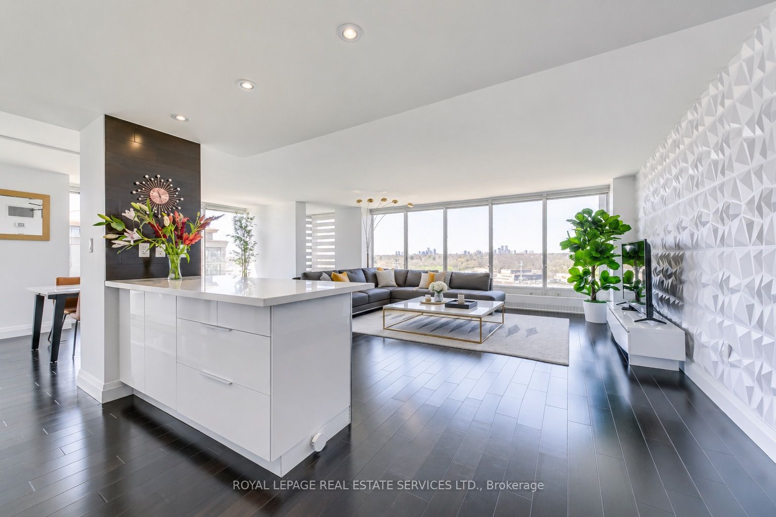 2045 Lake Shore Boulevard W 1607 Property Photo 1