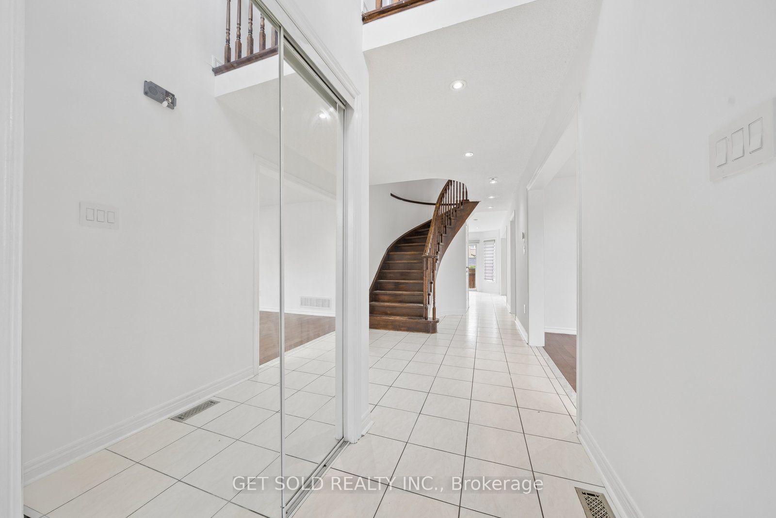 57 Oaklea Boulevard Property Photo 3