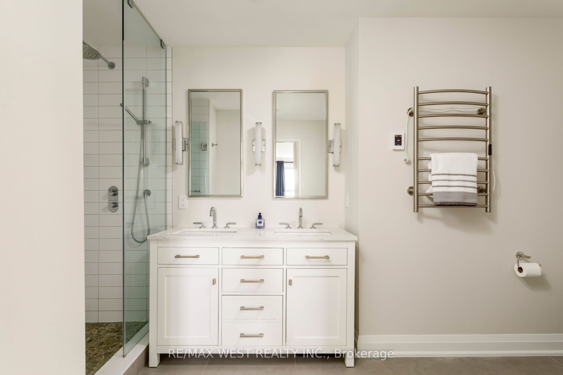 399 Elizabeth Street 905 Property Photo 44