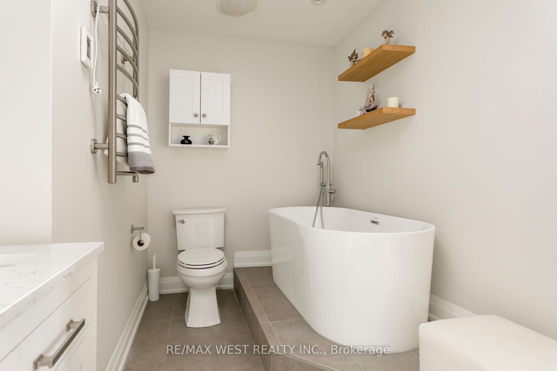 399 Elizabeth Street 905 Property Photo 45