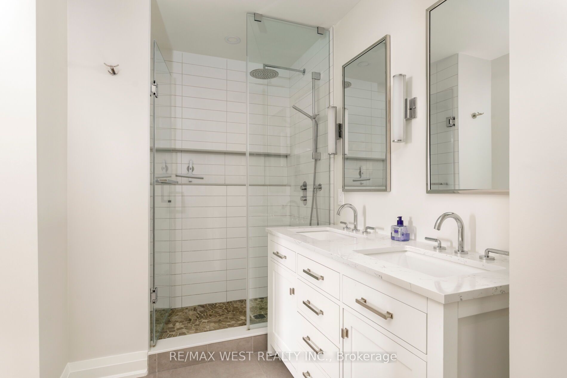 399 Elizabeth Street 905 Property Photo 46