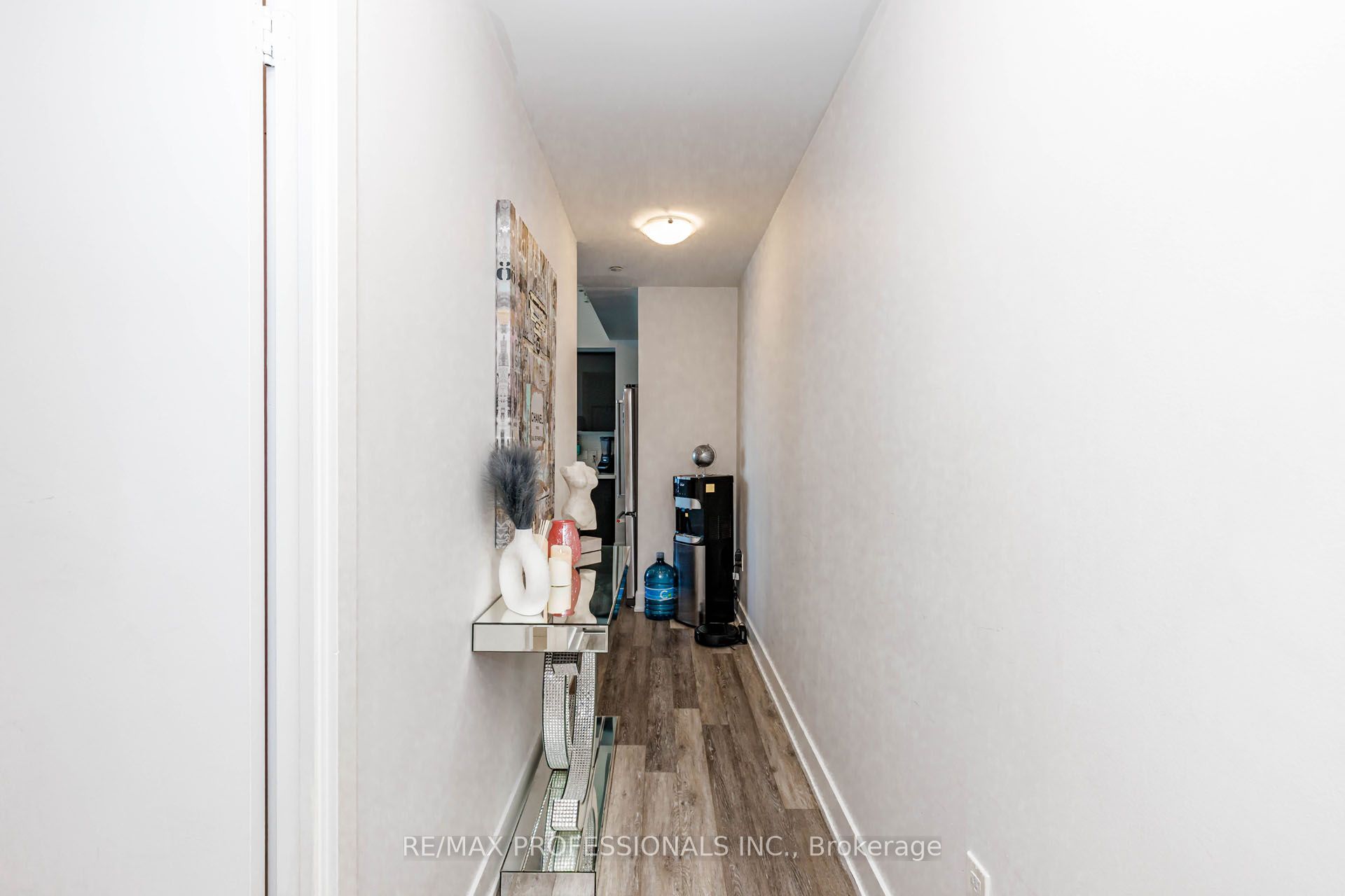 20 Shore Breeze Drive 1107 Property Photo 9