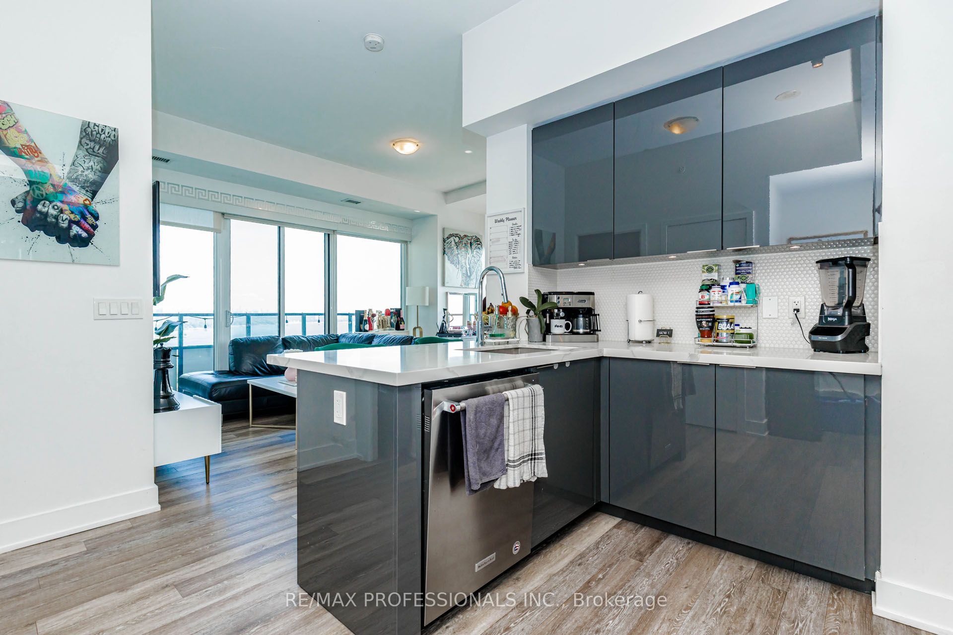 20 Shore Breeze Drive 1107 Property Photo 11