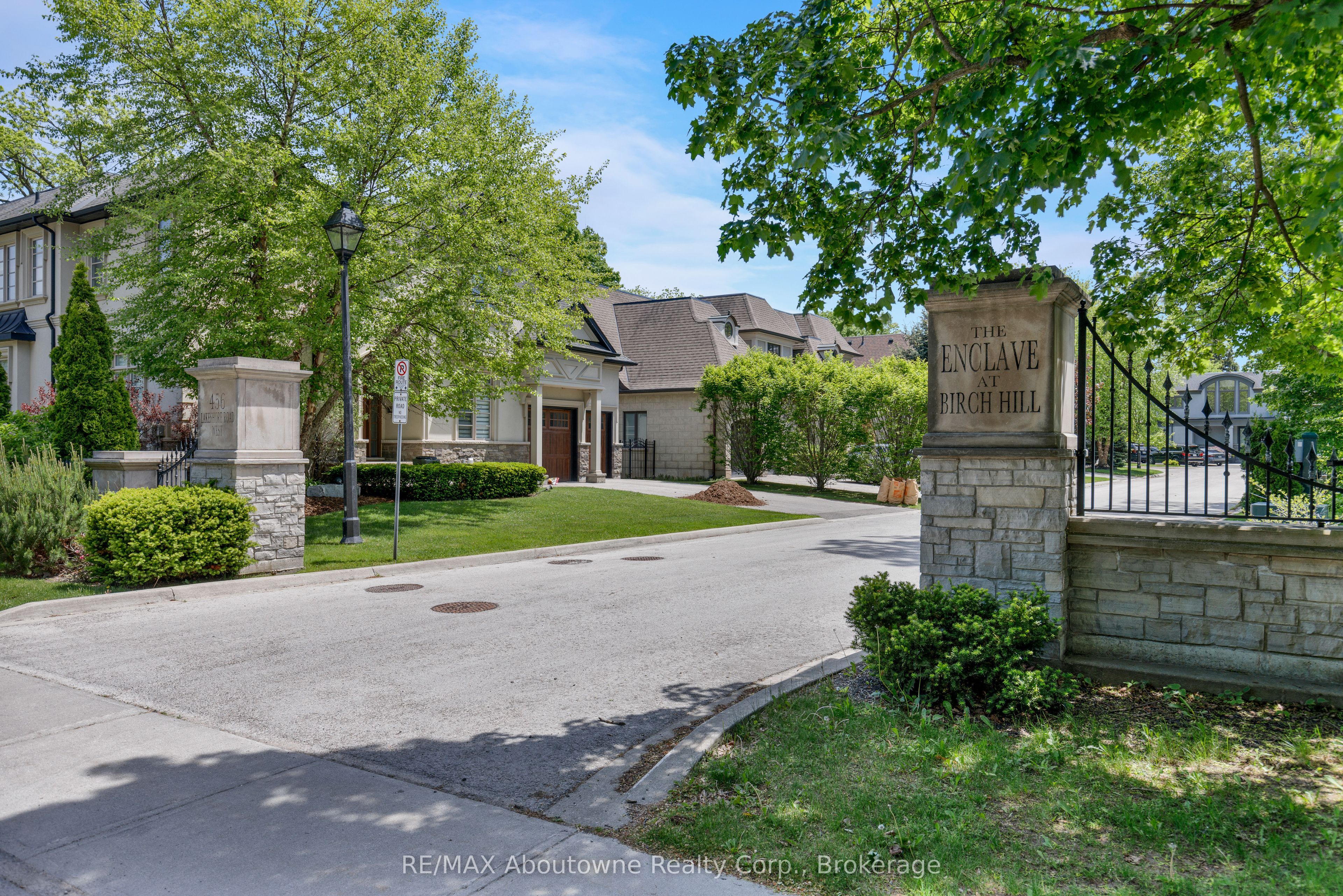 456 Lakeshore Road W Property Photo 4