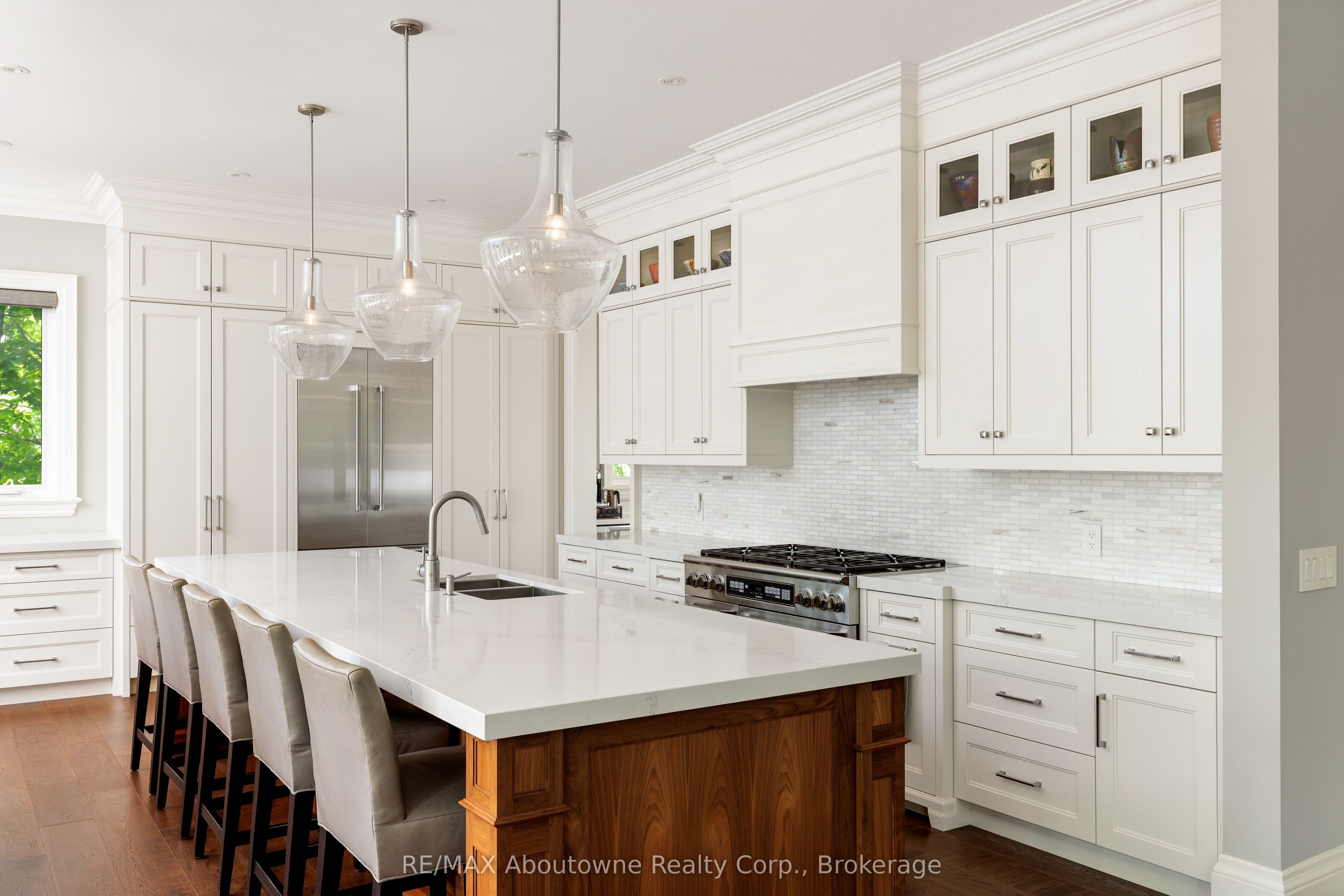 456 Lakeshore Road W Property Photo 8