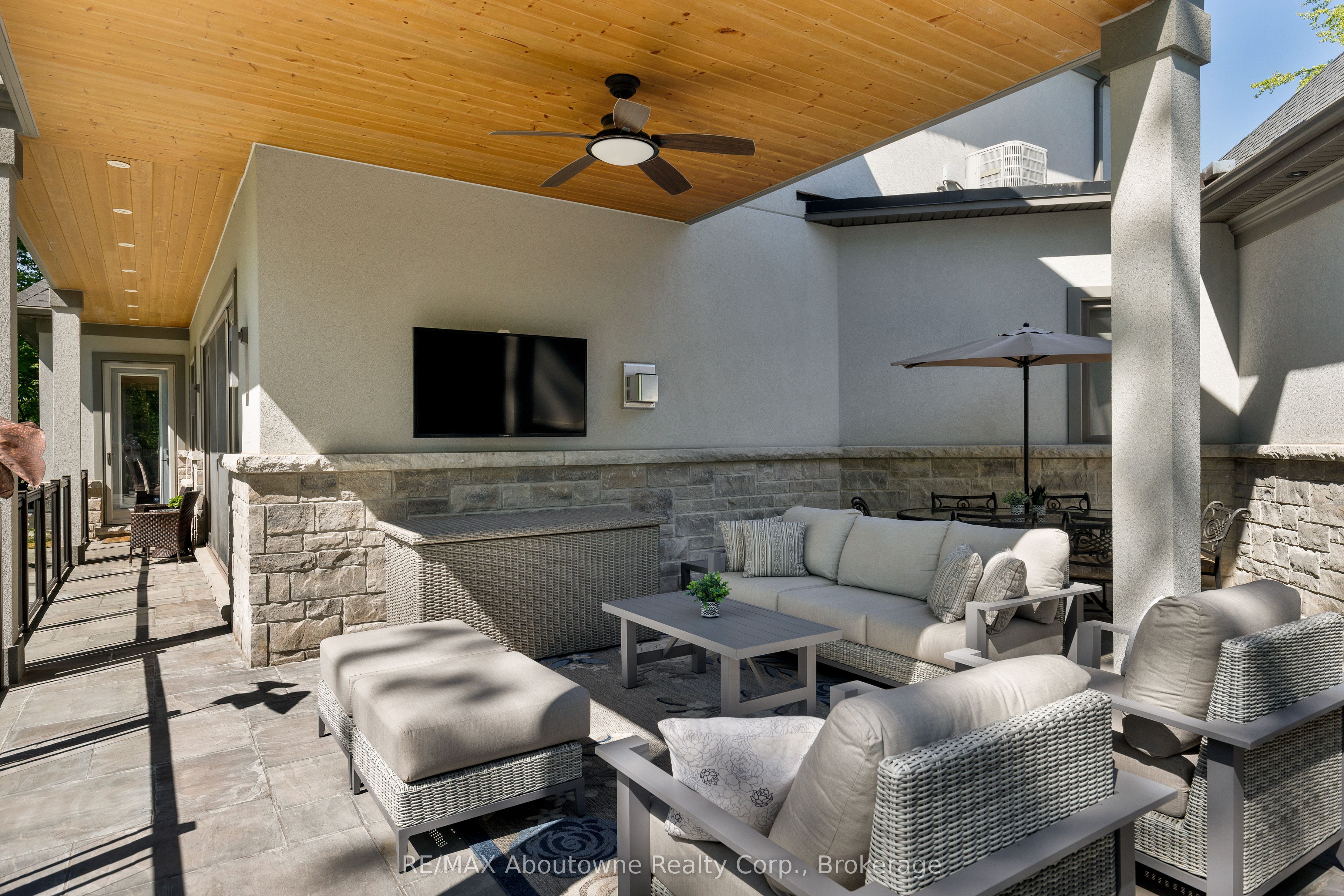 456 Lakeshore Road W Property Photo 17