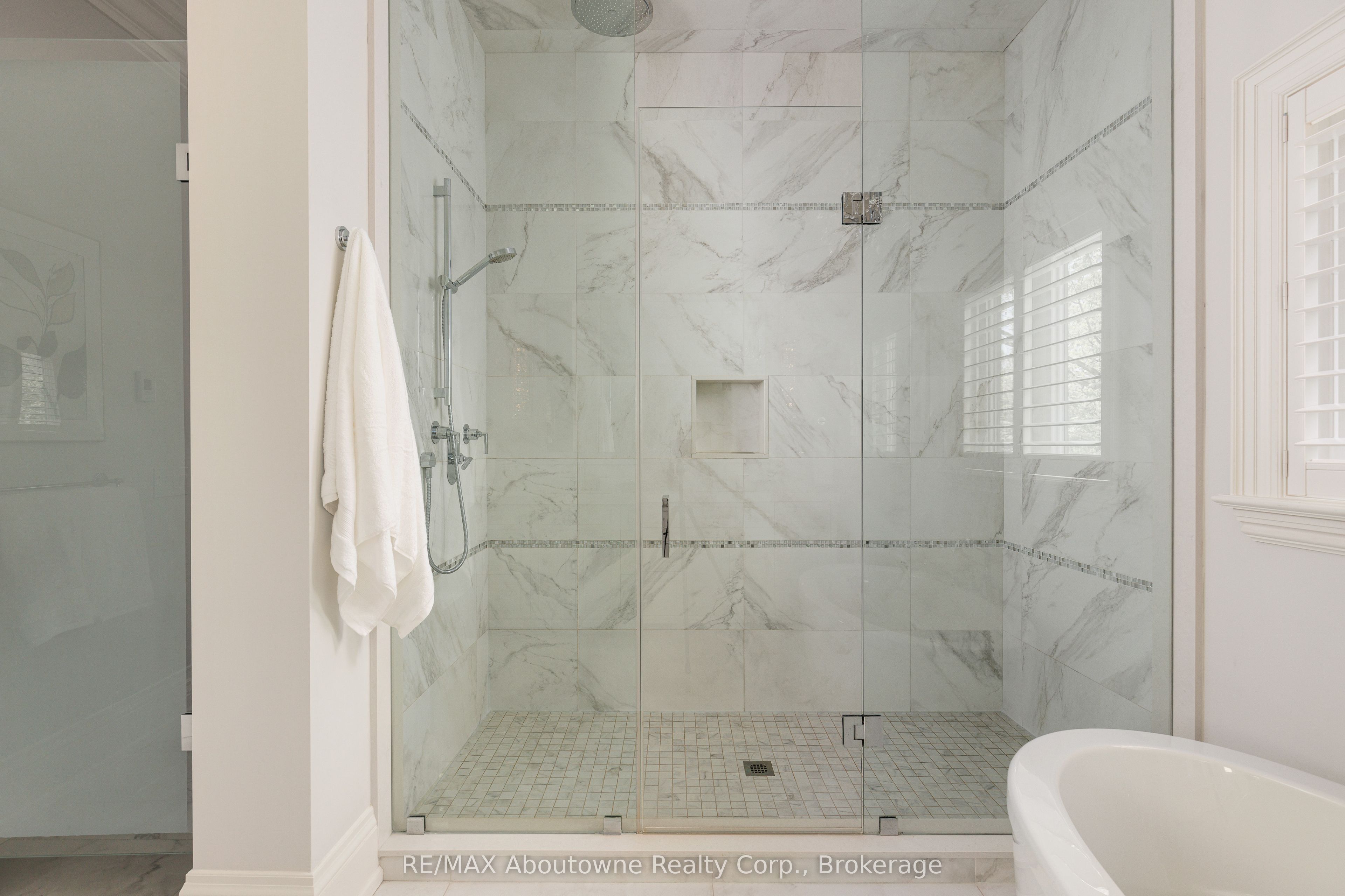 456 Lakeshore Road W Property Photo 28