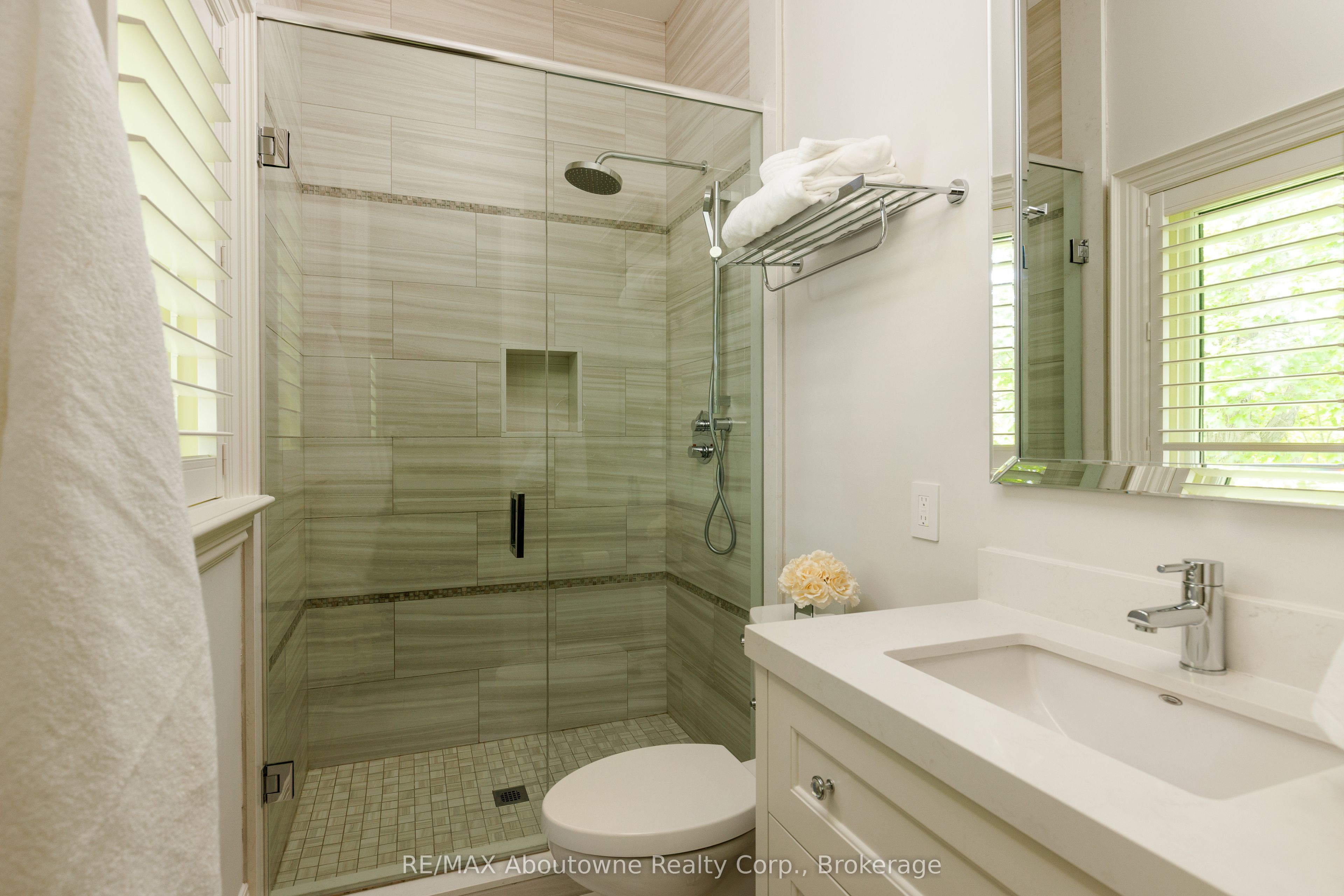 456 Lakeshore Road W Property Photo 30
