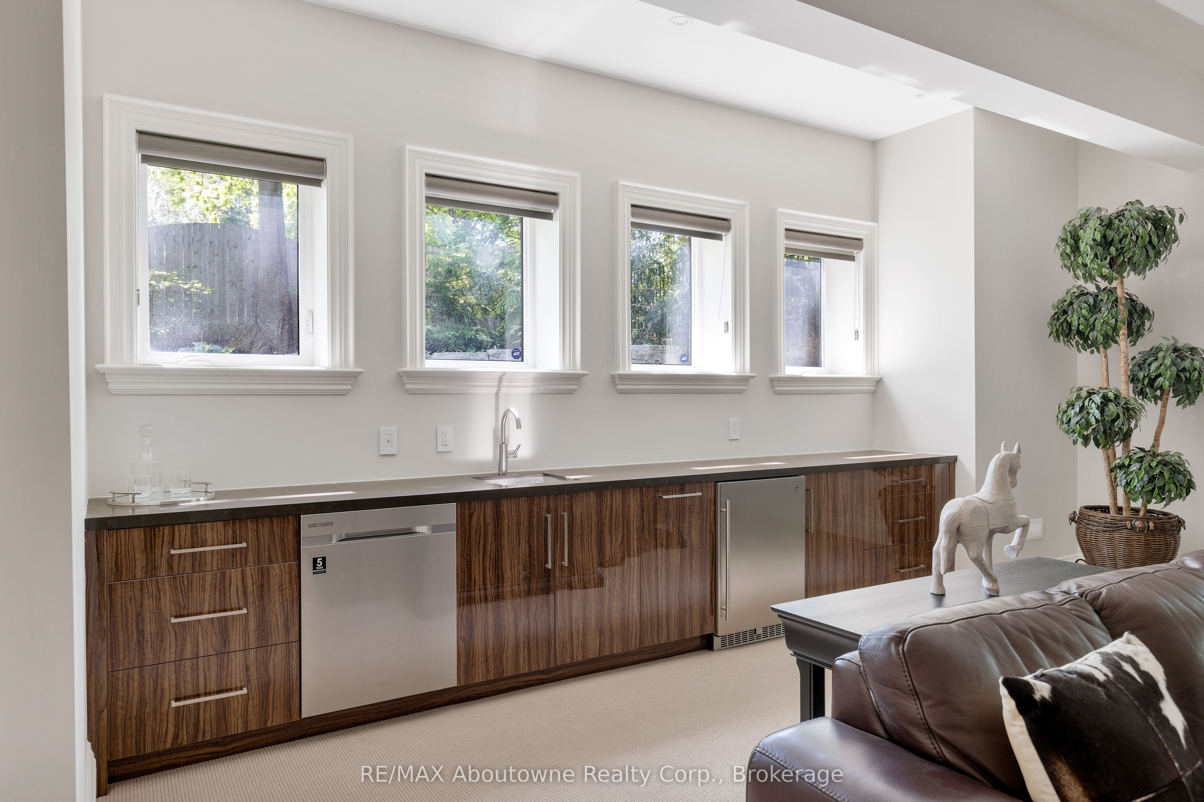 456 Lakeshore Road W Property Photo 38
