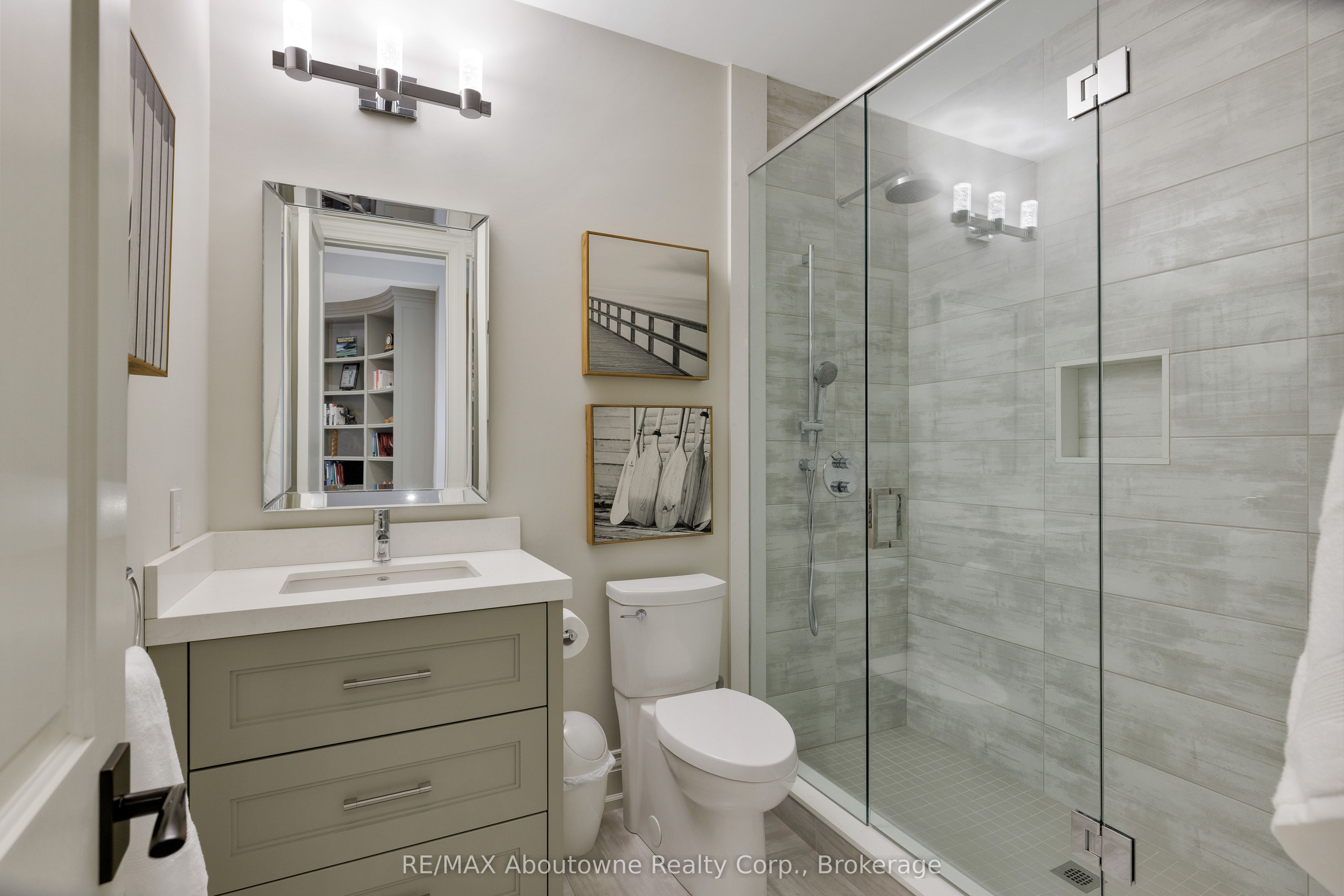 456 Lakeshore Road W Property Photo 42