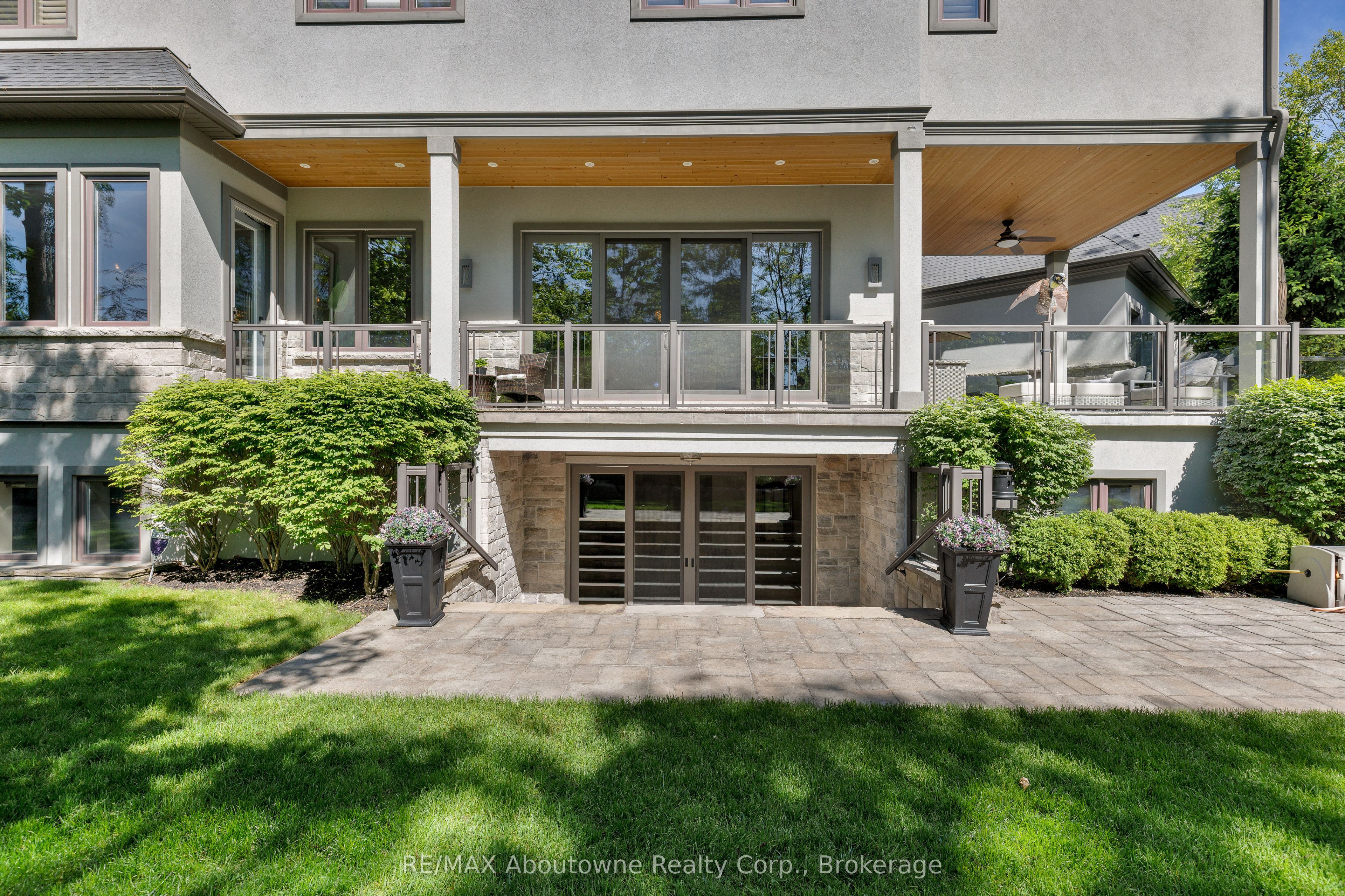 456 Lakeshore Road W Property Photo 44