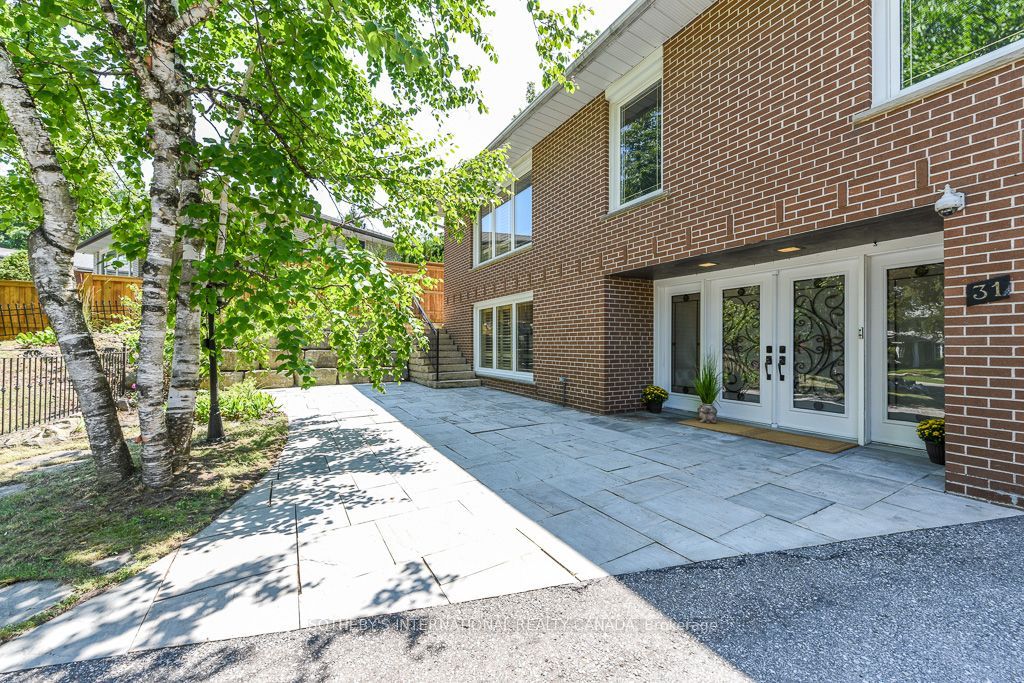31 Queensborough Crescent Property Photo 4
