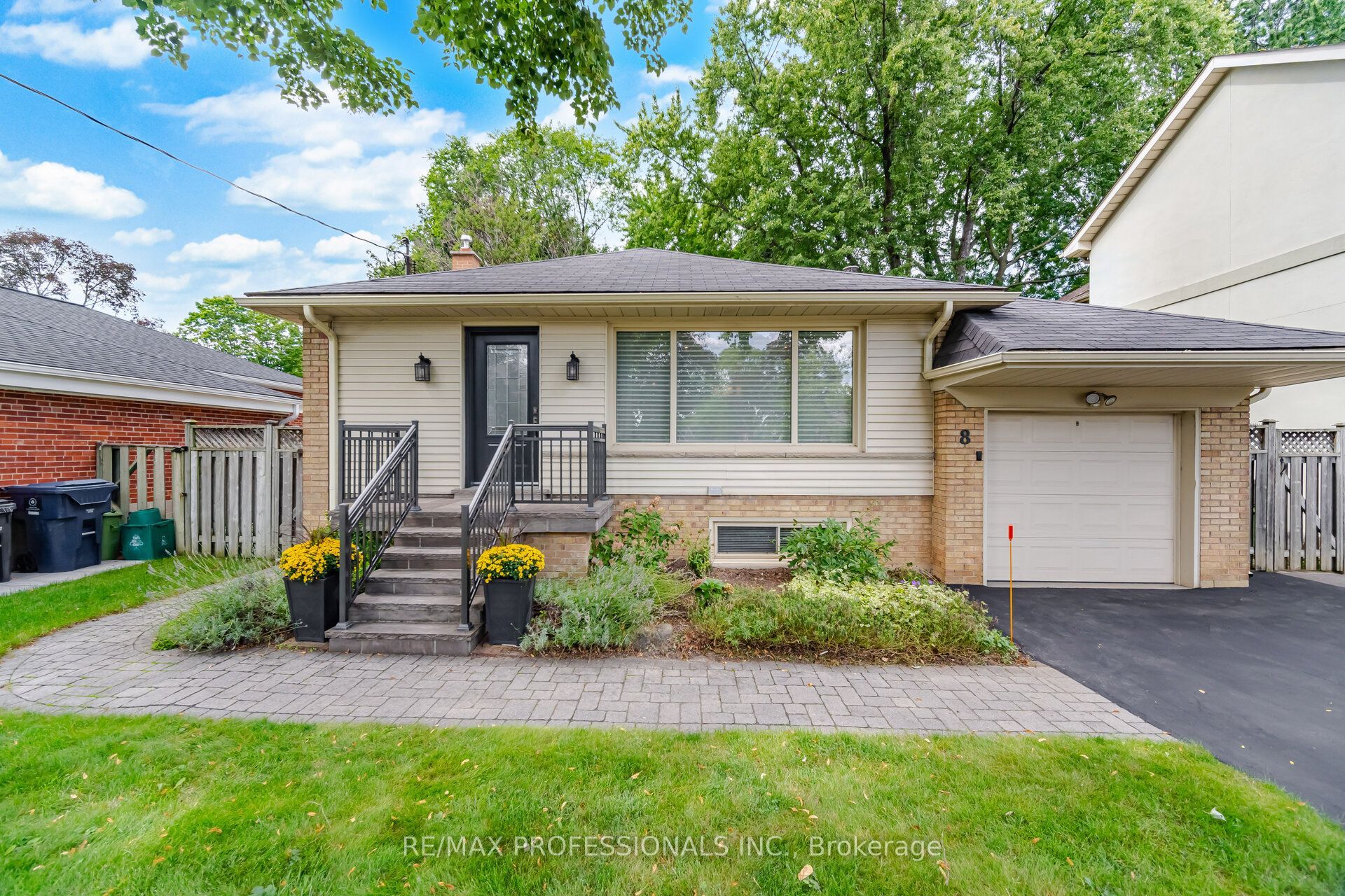 8 Beaverbrook Avenue