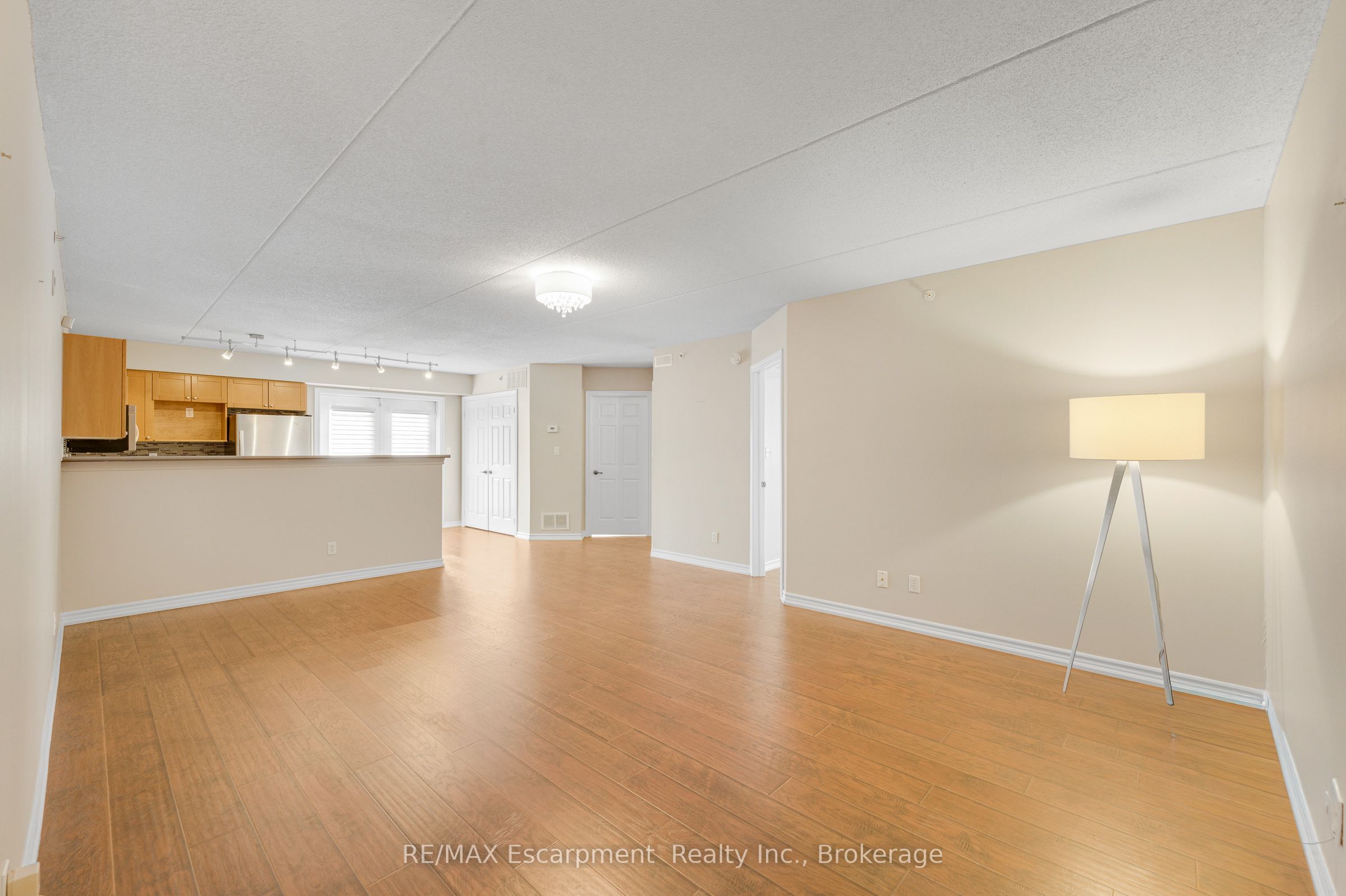 2075 Appleby Line 102 Property Photo 5